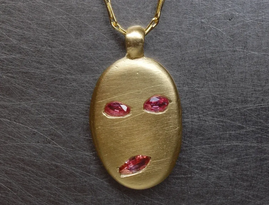 Fraser Hamilton Solicitous pendant in 9K yellow gold with pink sapphires