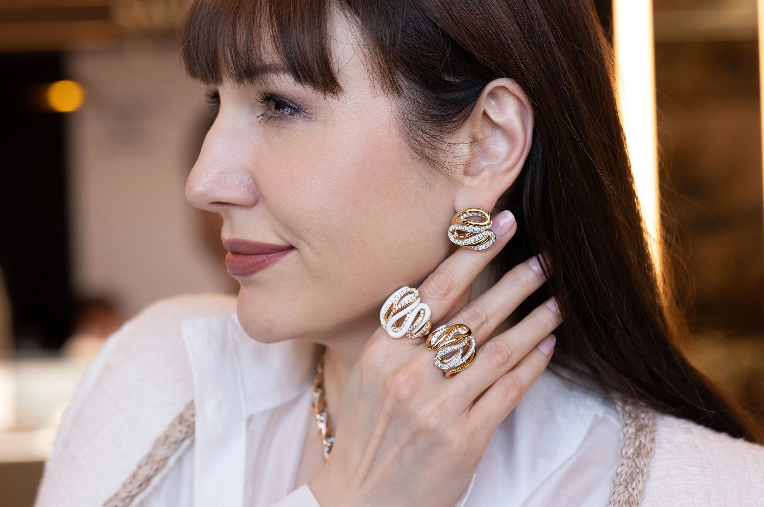 Katerina Perez highlights the beautiful shape of the Giorgio Visconti Mamba collection, incorporating rings and earrings set with diamonds and kogolong in rose and white gold 