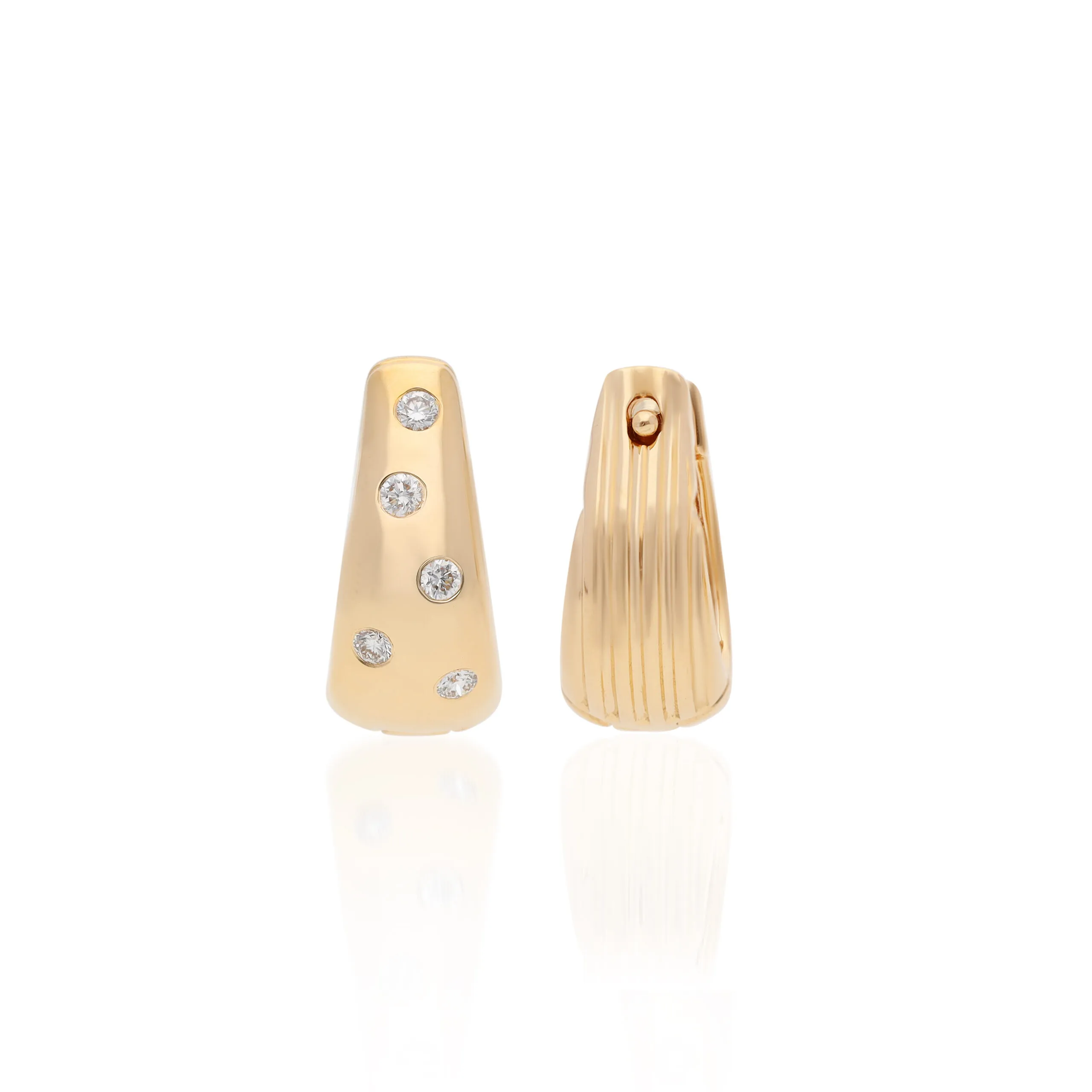 <p>Gyan Jaipur reversible earrings from the Yami collection with diamonds in 18k yellow gold</p>
