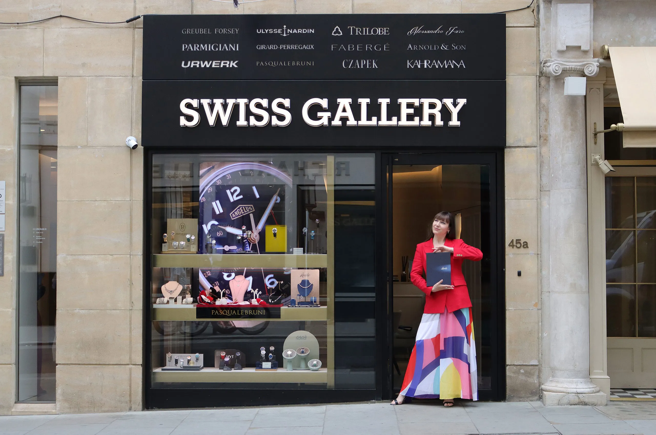 Swiss Gallery was founded in 2019 by third-generation jewellery and watch entrepreneur Nadeem Sarwar