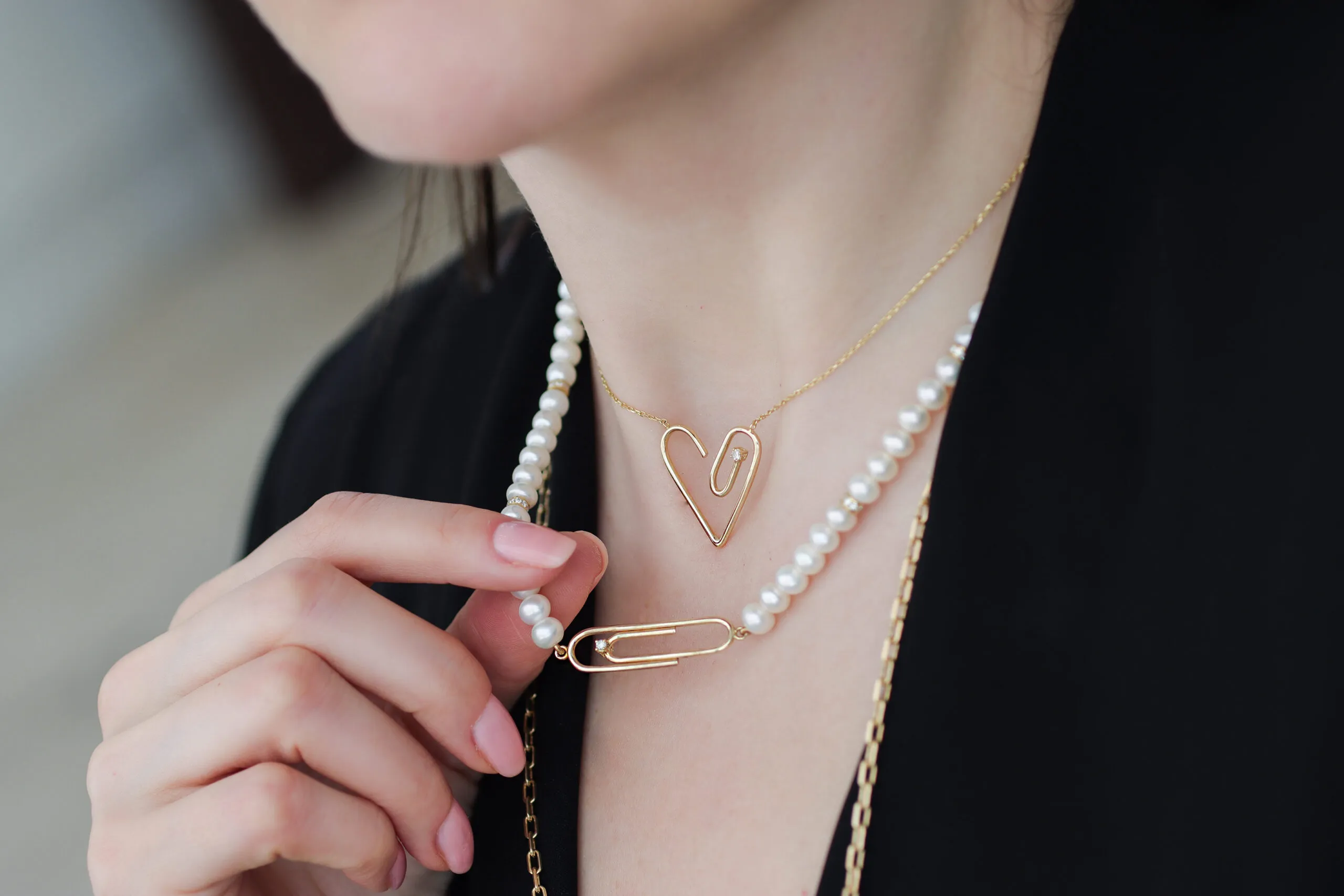 <p>NTERDI Clip necklace and pendant in 18k yellow gold, pearls and diamonds</p>
