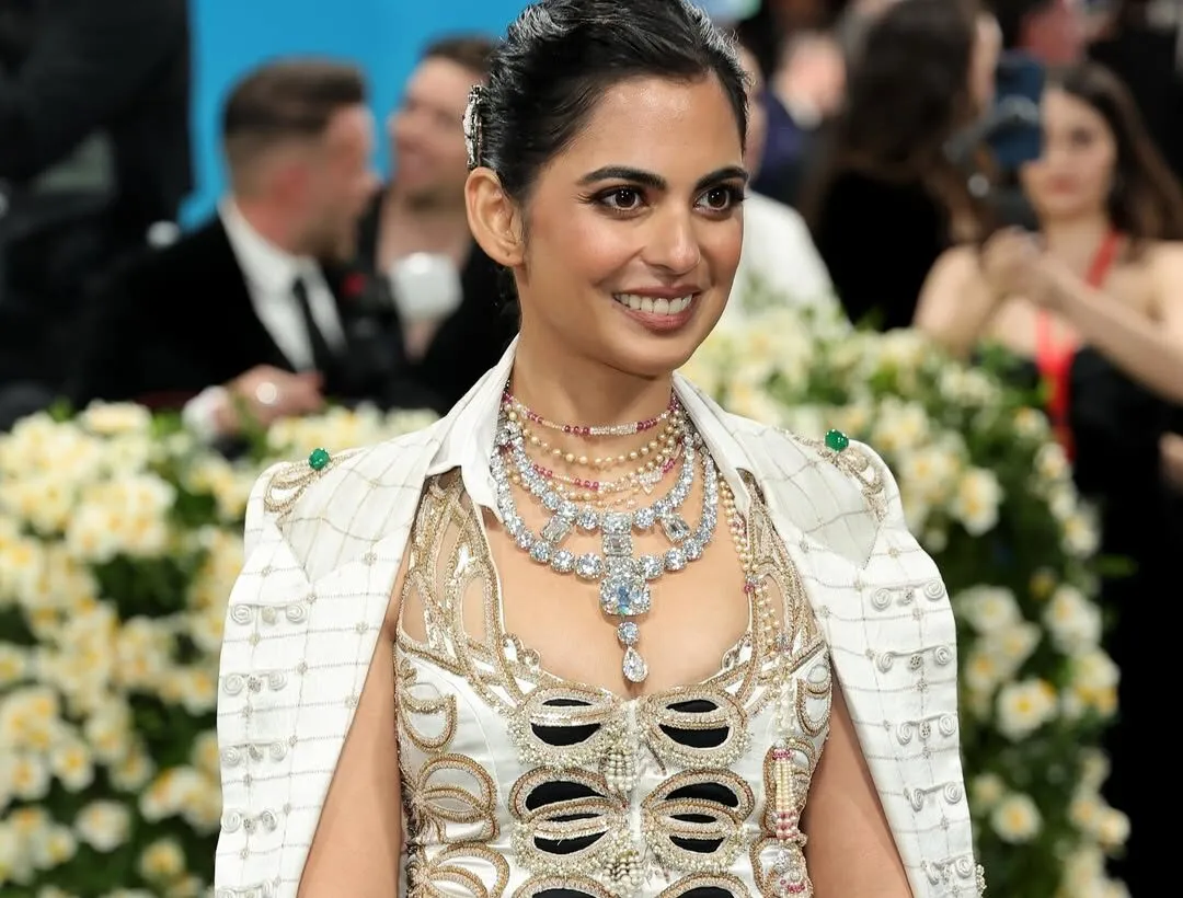 <p>Indian businesswoman Isha Ambani didn&#8217;t borrow her jewels. Instead, she wore wearing a 481-carat diamond cascade necklace from her personal collection</p>
