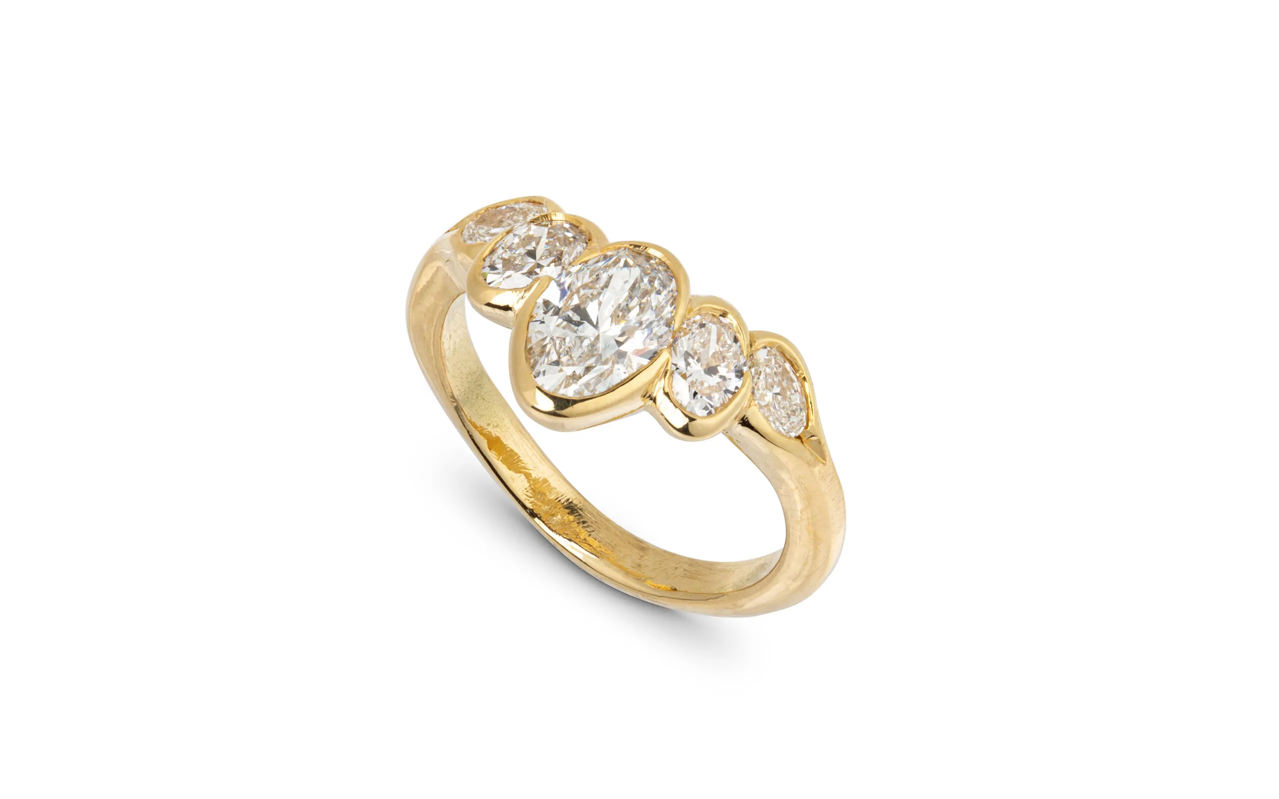 <p>Jessie Thomas curved scallop engagement ring, set with five oval diamonds in 18K yellow gold</p>
