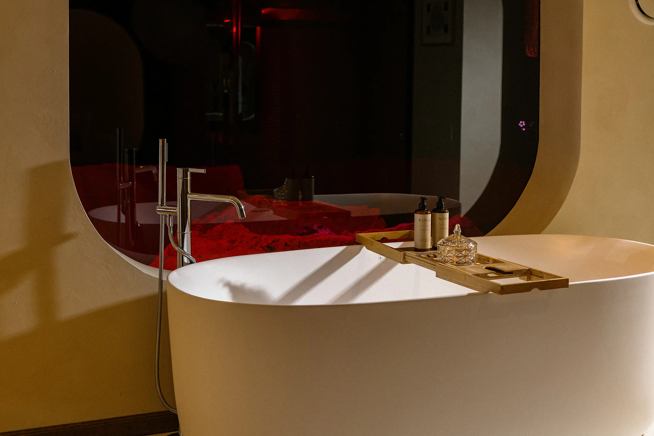 <p>There is nowhere else on Earth where you can take a bath while admiring relics from faraway planets</p>
