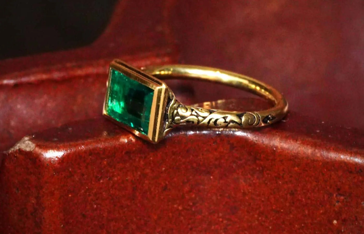 <p> Jogani ring with a 1.20 carat Colombian step-cut emerald set in a Renaissance-inspired engraved band of 18k yellow gold </p>
