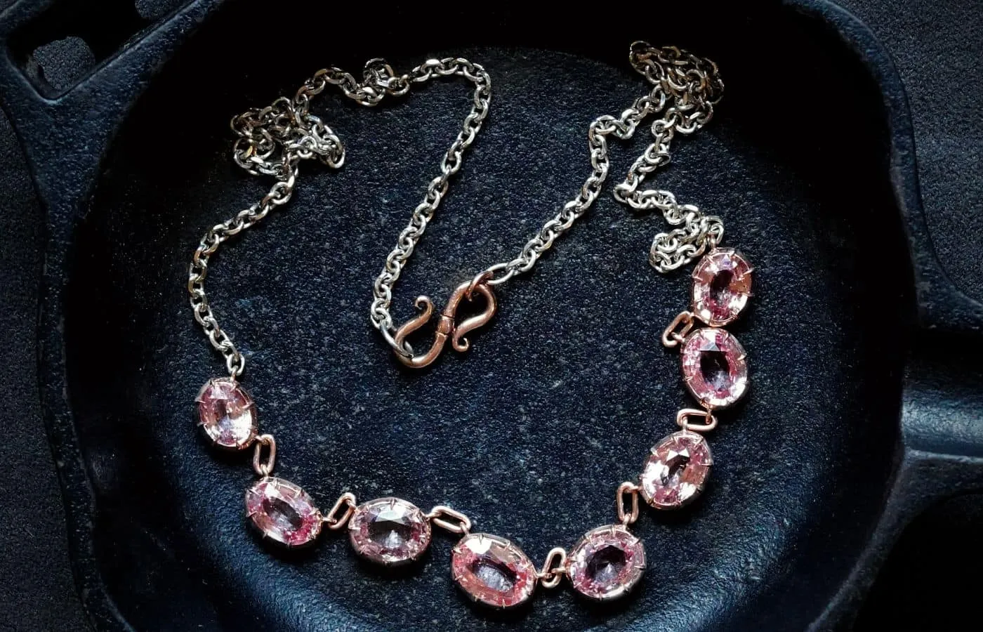 <p> Jogani necklace with 10.40 carats of oval-shaped Padparadscha sapphires in 18k rose gold and platinum </p>