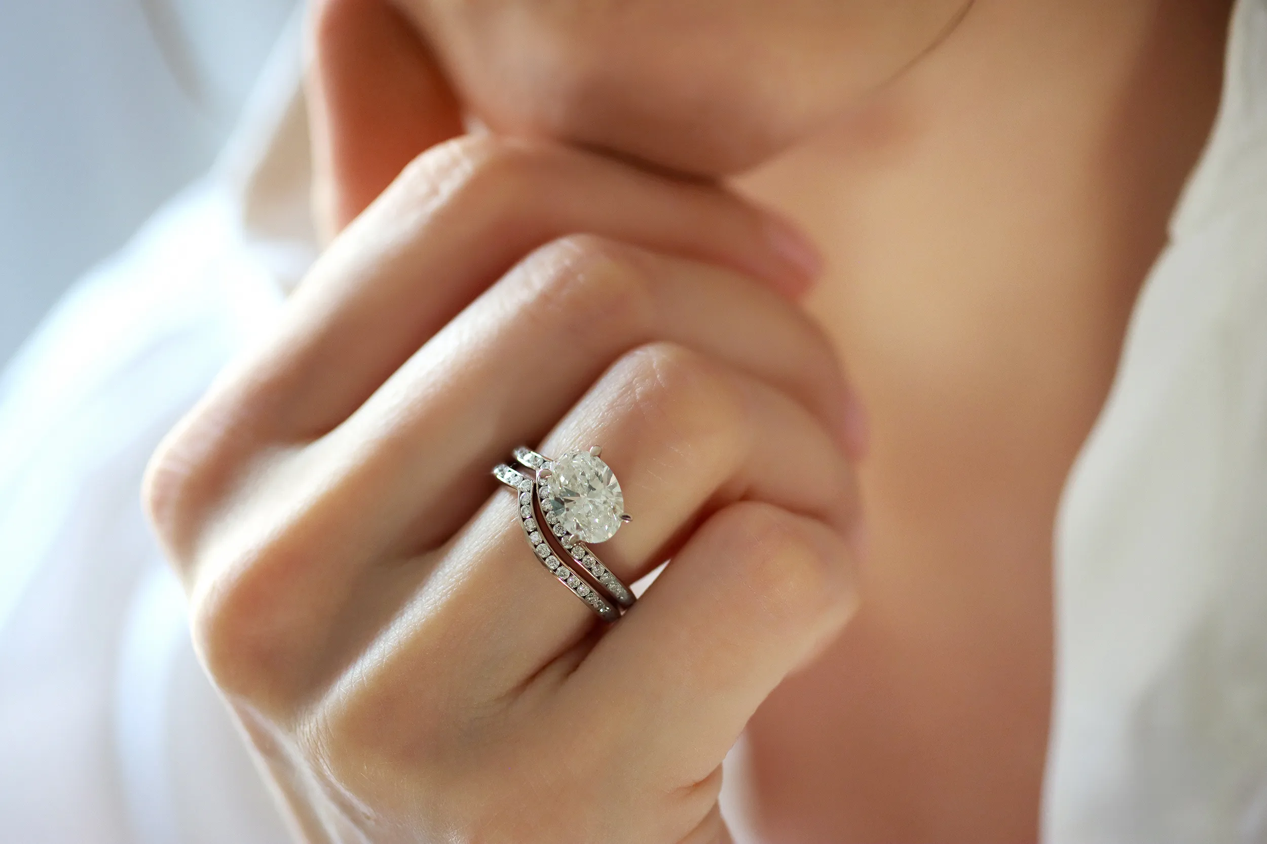 <p>Cherituelle Jeri Radiante ring with an oval-shaped laboratory-grown diamond and further laboratory-grown diamonds in 18k white gold</p>
<p> </p>