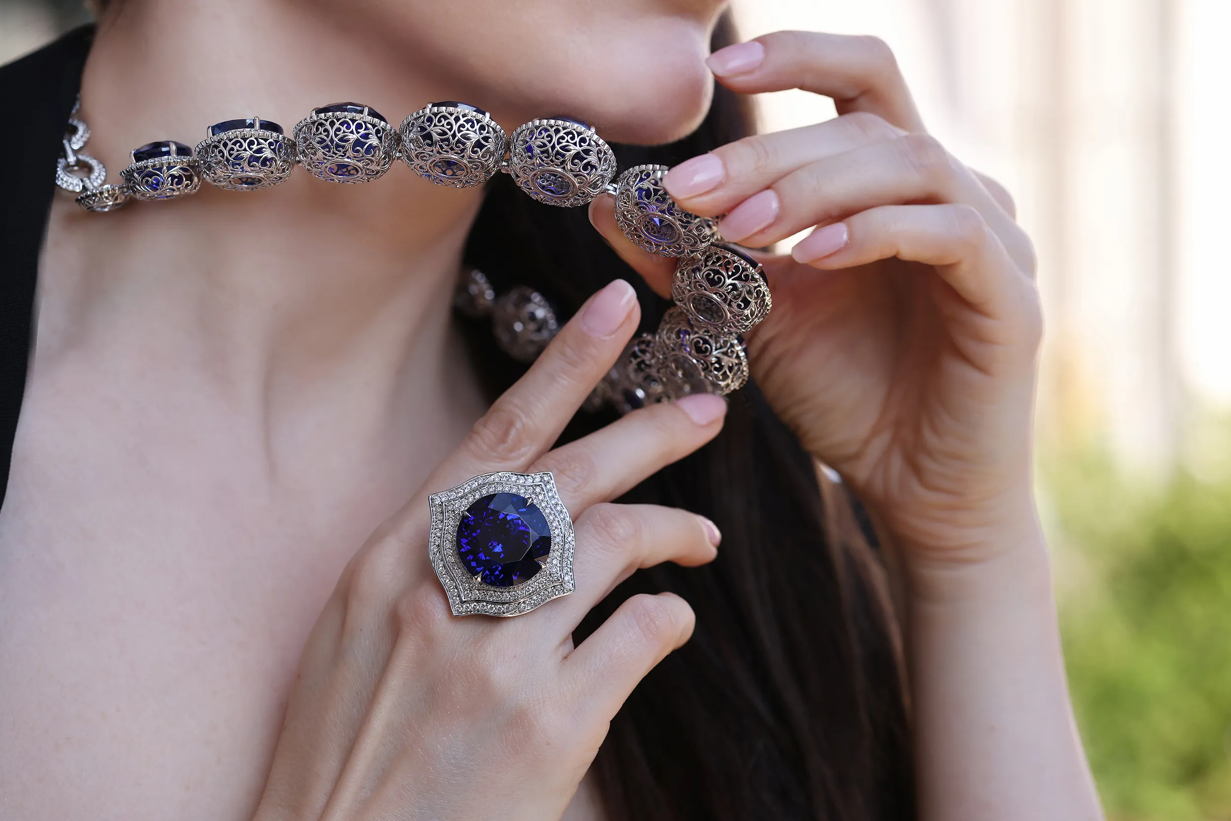 <p>The reverse of the necklace is as beautifully crafted as the front, with decorative metalwork in 18k white gold</p>
