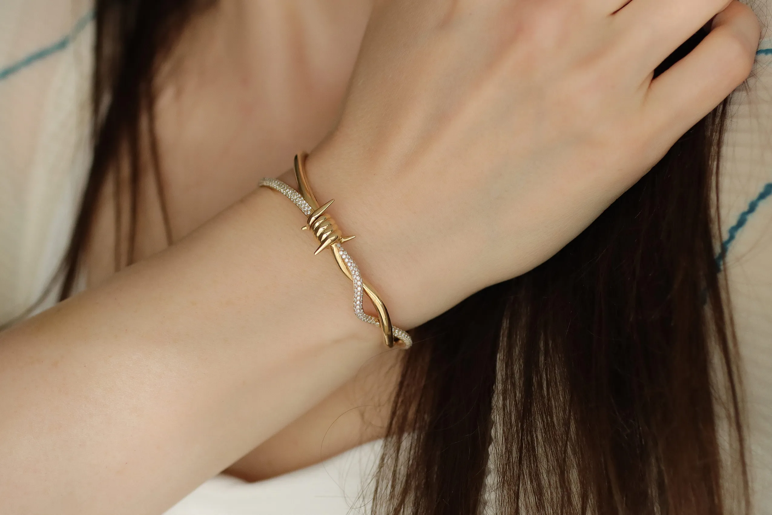 <p>Wethaq bracelet in 18k yellow gold with diamonds by Moody Jewellery</p>