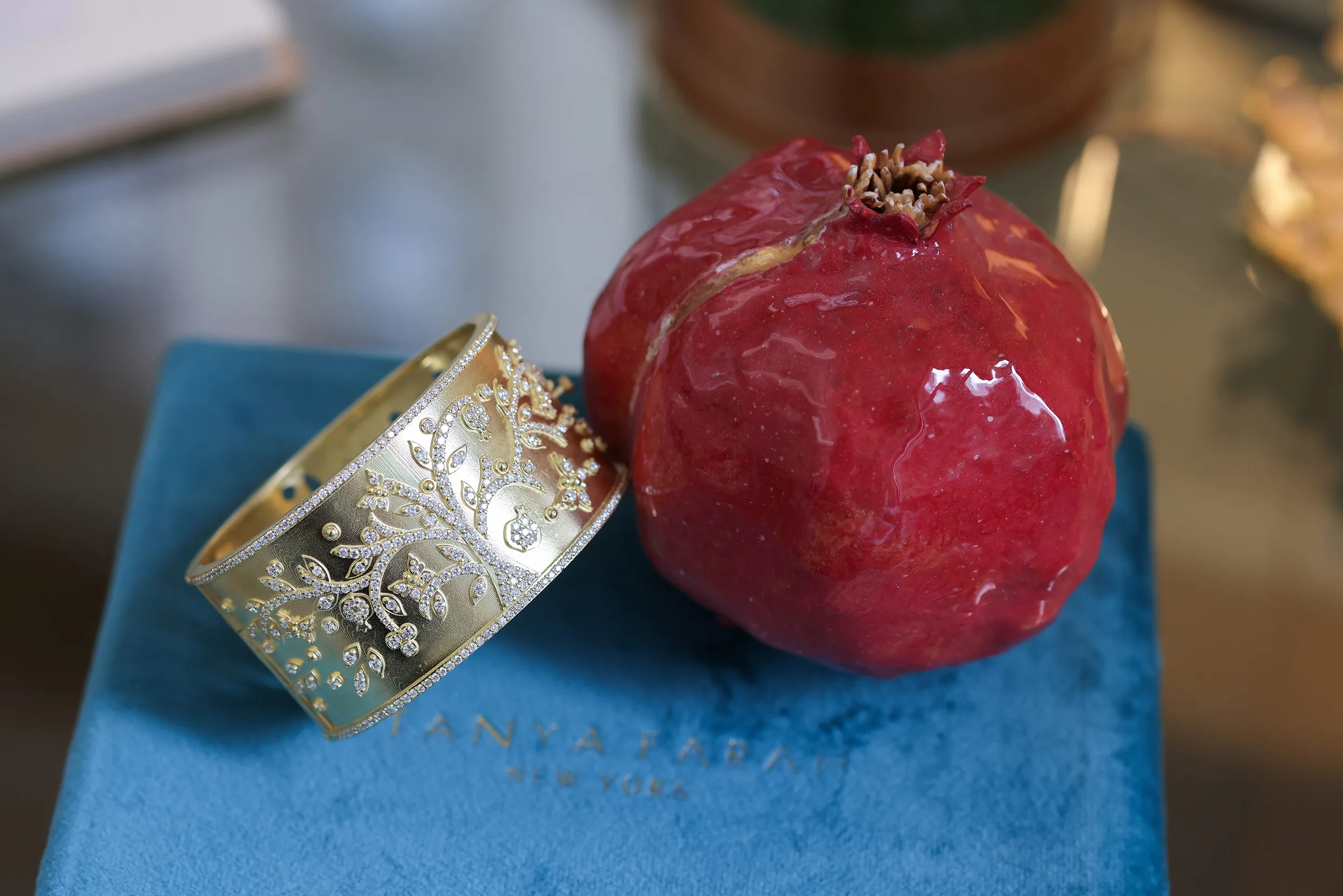 <p>Tanya Farah Fine Jewelry Tree of Life diamond cuff with 4.50 carats of diamonds in 18k yellow gold</p>