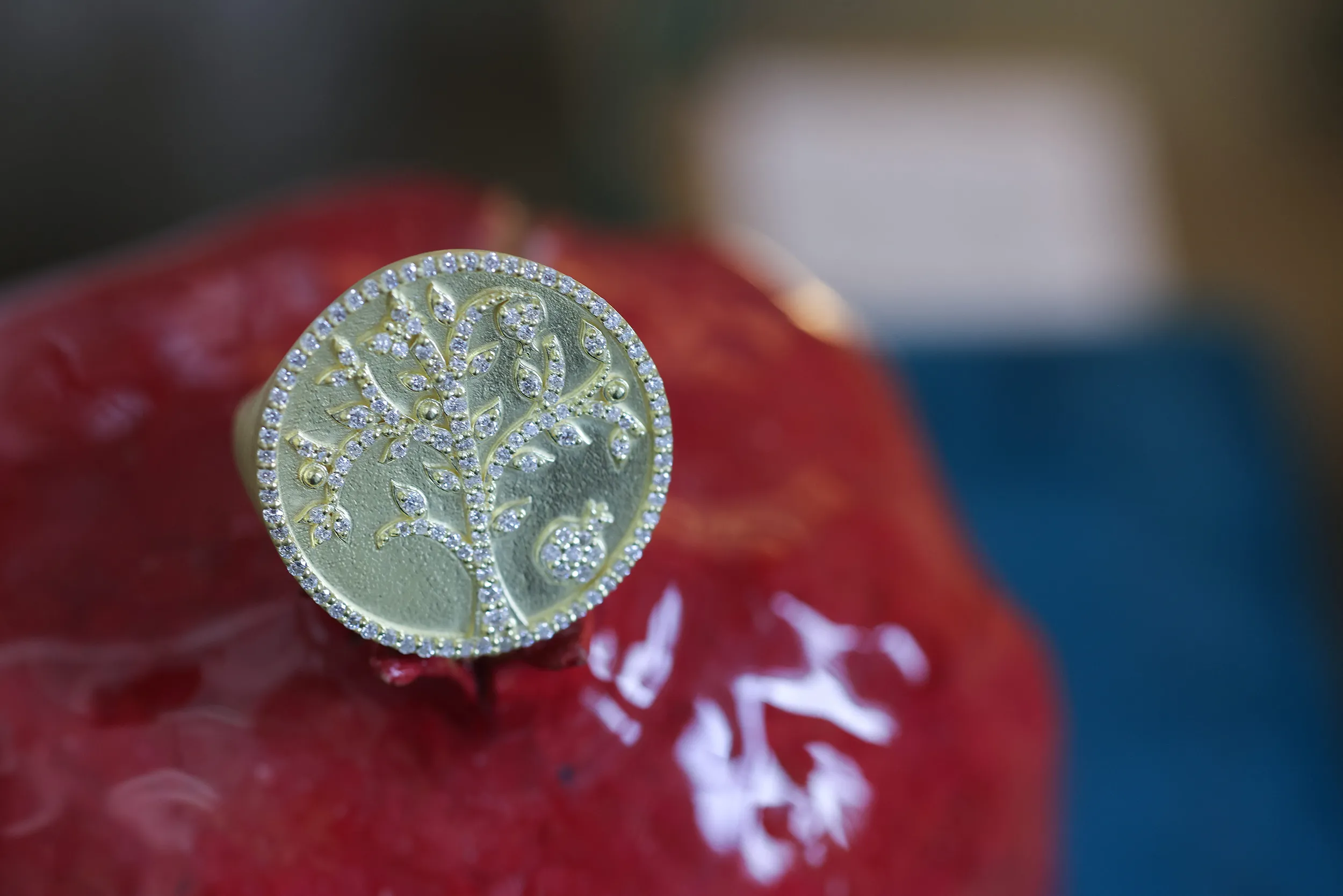 <p>Tanya Farah Fine Jewelry Tree of Life diamond ring in 18k yellow gold</p>