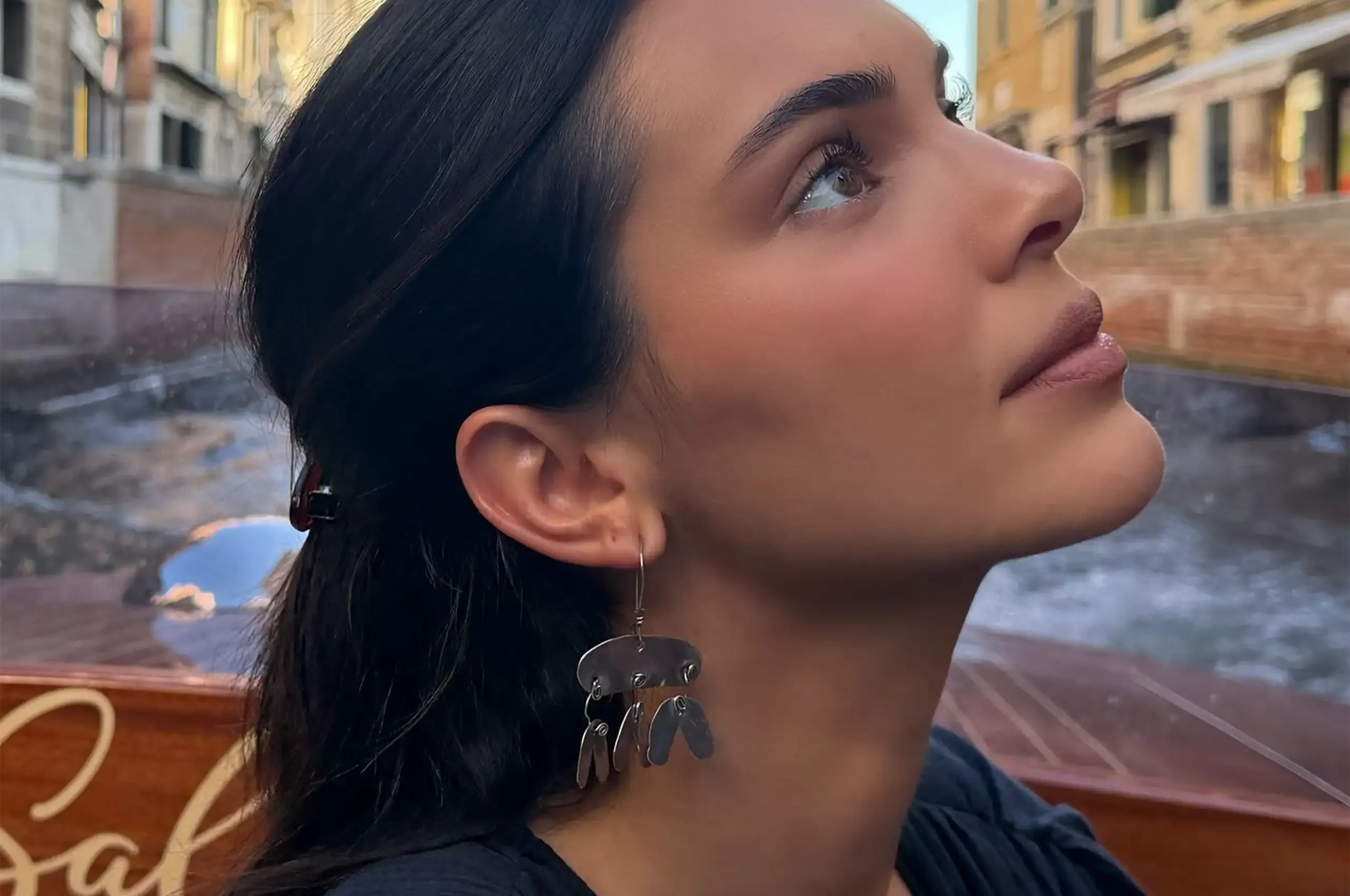 By choosing Alexander Calder earrings in Venice, Kendall Jenner turns jewellery into a statement of taste, aligning contemporary style with one of the most influential artist jewellers of the 20th century.