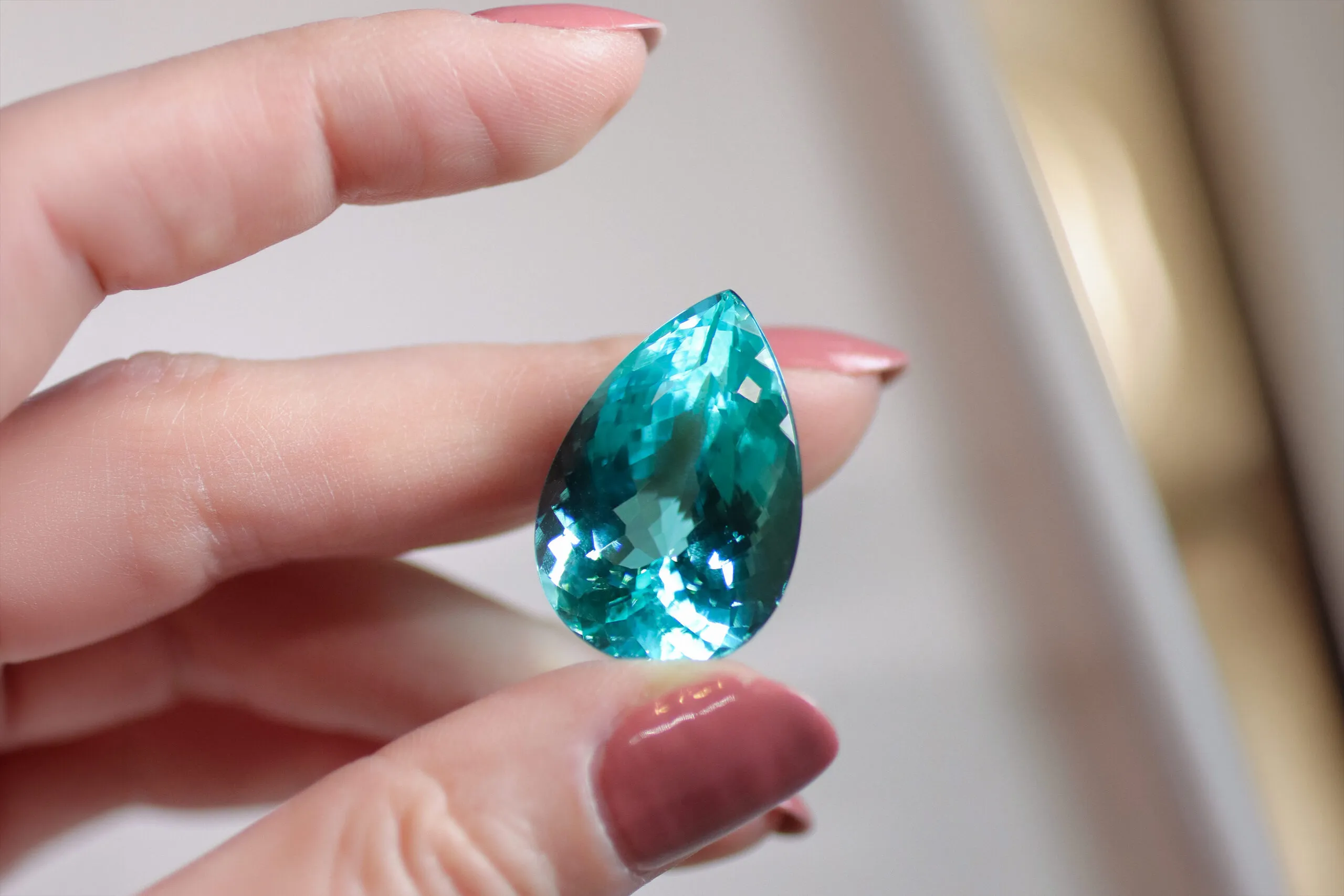 <p>Most clean Paraíba, whether Brazilian or Mozambican, do not exceed 5 or 6 carats after being cut</p>

