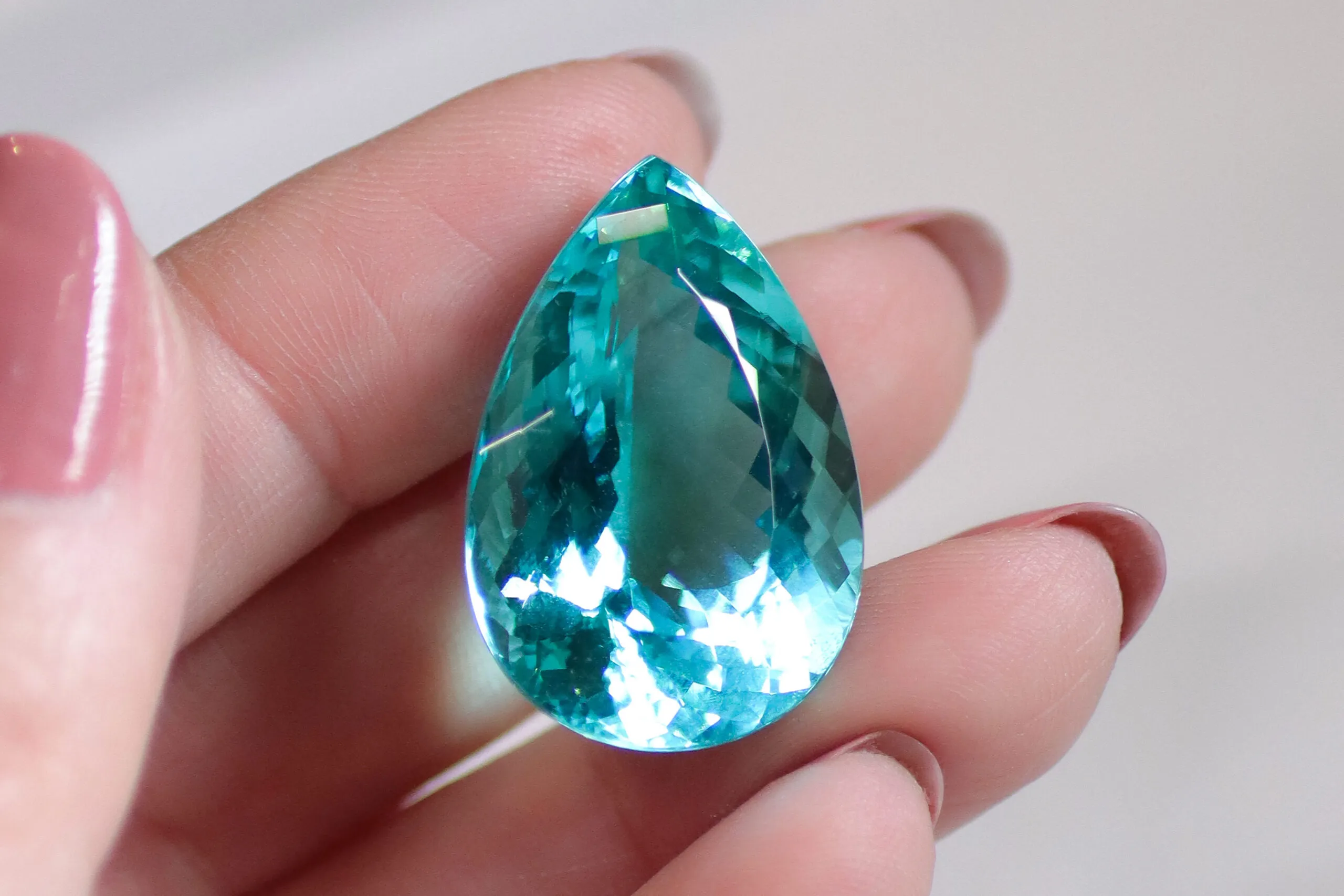 <p>Its colour, the <em>azul piscina</em>, is the classic swimming-pool blue that made the Mavuco mine in Mozambique legendary when rough started emerging from it in the early 2000s</p>
