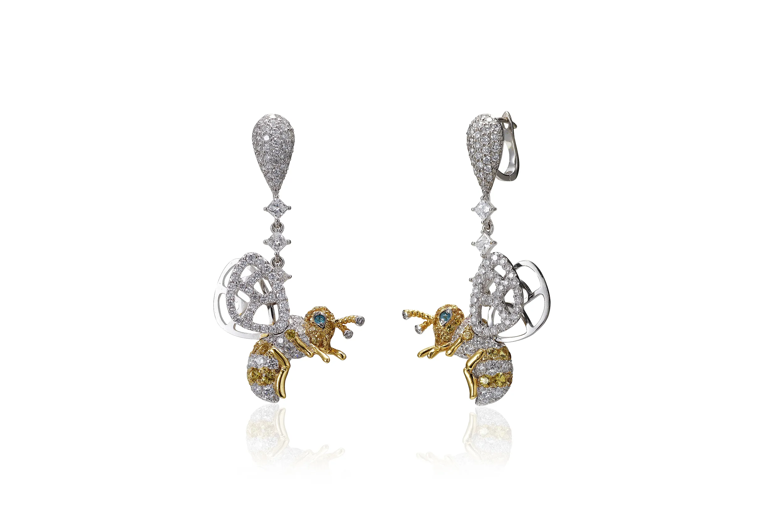 <p><span class="TextRun MacChromeBold  BCX0 SCXP142772541" lang="EN-US" xml:lang="EN-US" data-scheme-color="@000000,," data-usefontface="true" data-contrast="none"><span class="NormalTextRun  BCX0 SCXP142772541"><span class="TextRun  BCX0 SCXP142772541" lang="EN-US" xml:lang="EN-US" data-scheme-color="@000000,," data-usefontface="true" data-contrast="none">The bee’s eyes are formed of rare </span>Brazilian Paraiba tourmalines</span></span></p>
