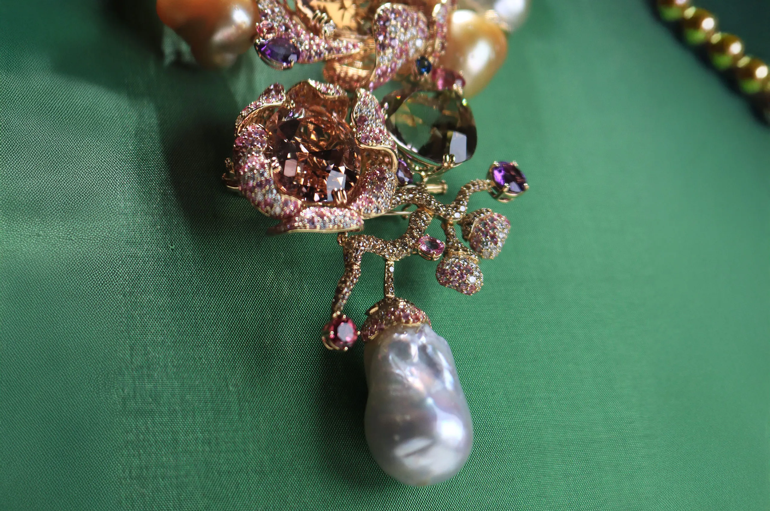 <p>A rare Australian South Sea baroque pearl drop measuring 21x32mm sits below the hero tourmalines in the Margot McKinney Bloem collier, one of a series of masterpieces presented at TEFAF Maastricht 2025</p>
