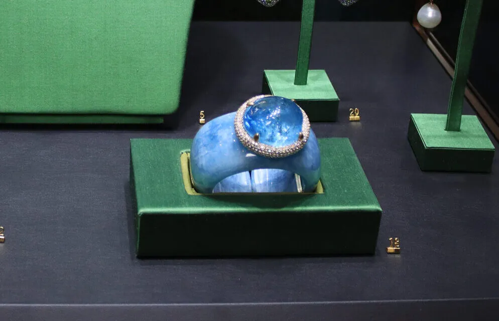 <p>Margot McKinney Marianas cuff crafted in 1,089.10 carats of aquamarine and 18k yellow gold, set with a 176.65 carat aquamarine and diamonds</p>
