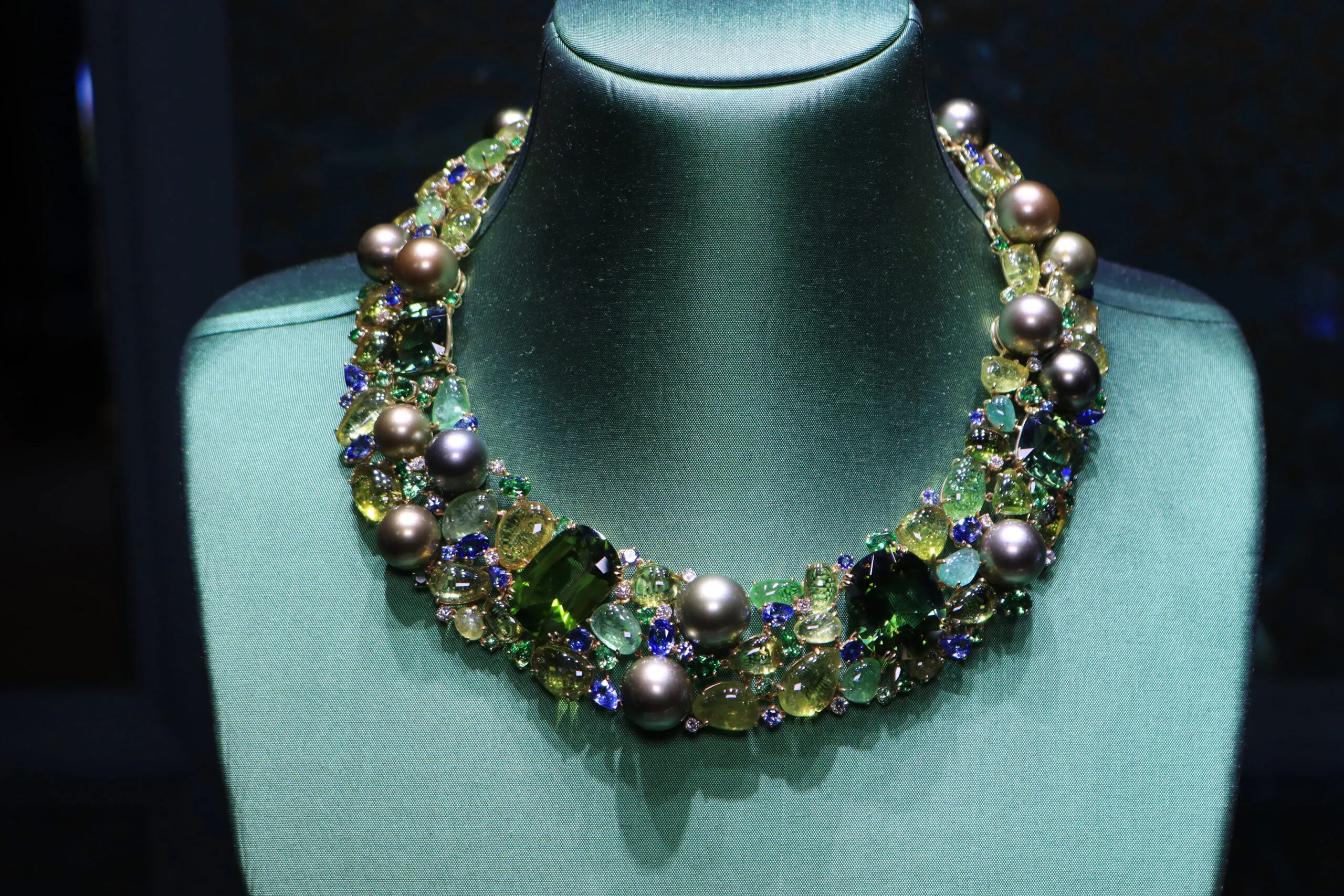 <p>Margot McKinney Pistachio collier with 63.42 carats of green tourmaline, peridots, Paraiba tourmalines, pistachio pearls, diamonds, blue sapphires and tsavorites set in 18k yellow gold</p>
