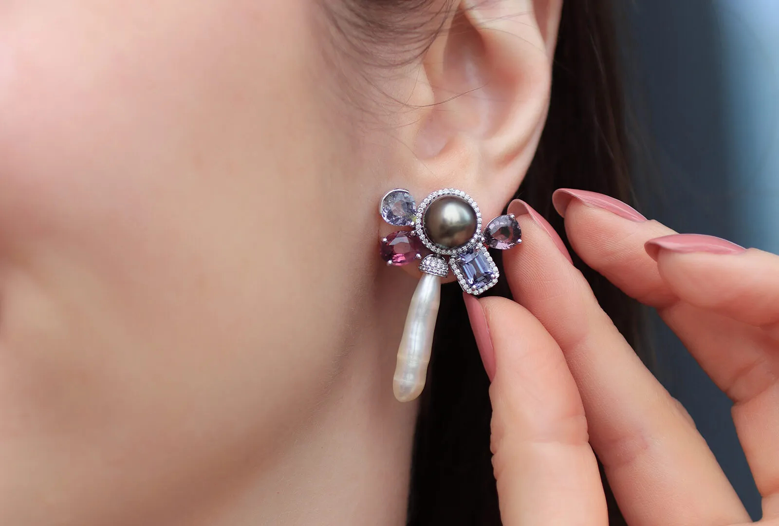 <p>Mariyeh Ghelichkhani Dragonfly earring from the Insect collection with an elongated natural pearl, a Tahitian pearl, coloured spinels and diamonds</p>
