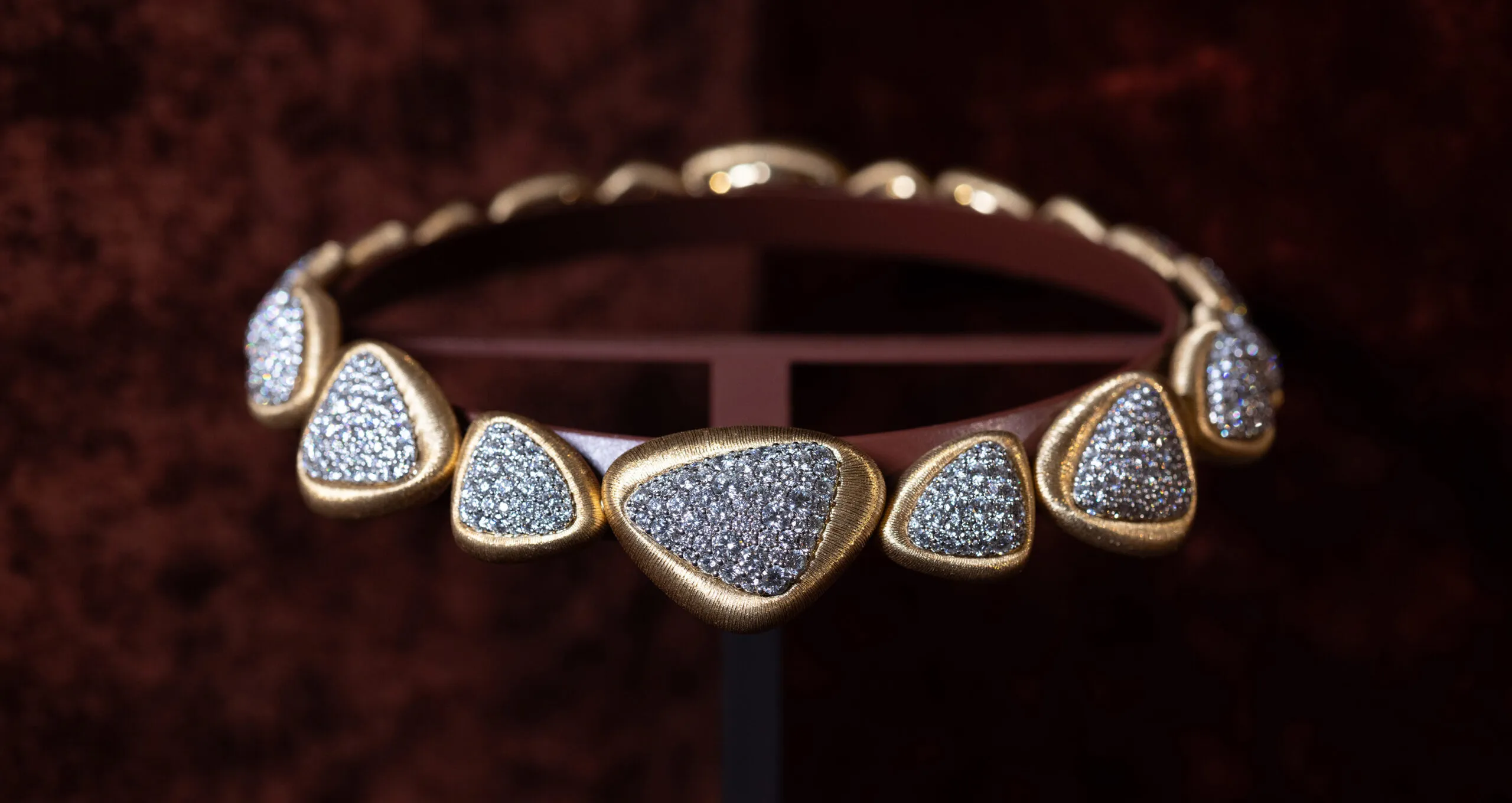 <p>Messika Guépard necklace with white diamonds in 18k brushed yellow gold from the Terres d’Instinct High Jewellery collection</p>