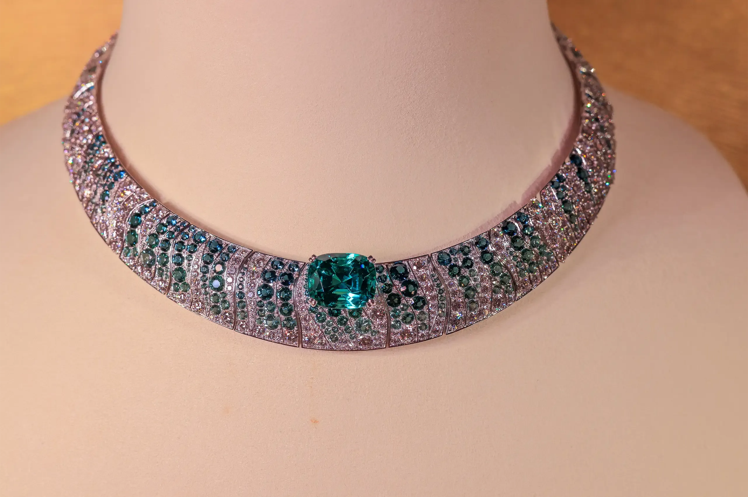 Set with a cushion-cut blue-green tourmaline of over 12 carats, the Maison FRED Crystalline Joy necklace captures the ocean’s joyful gradient of blues and greens
