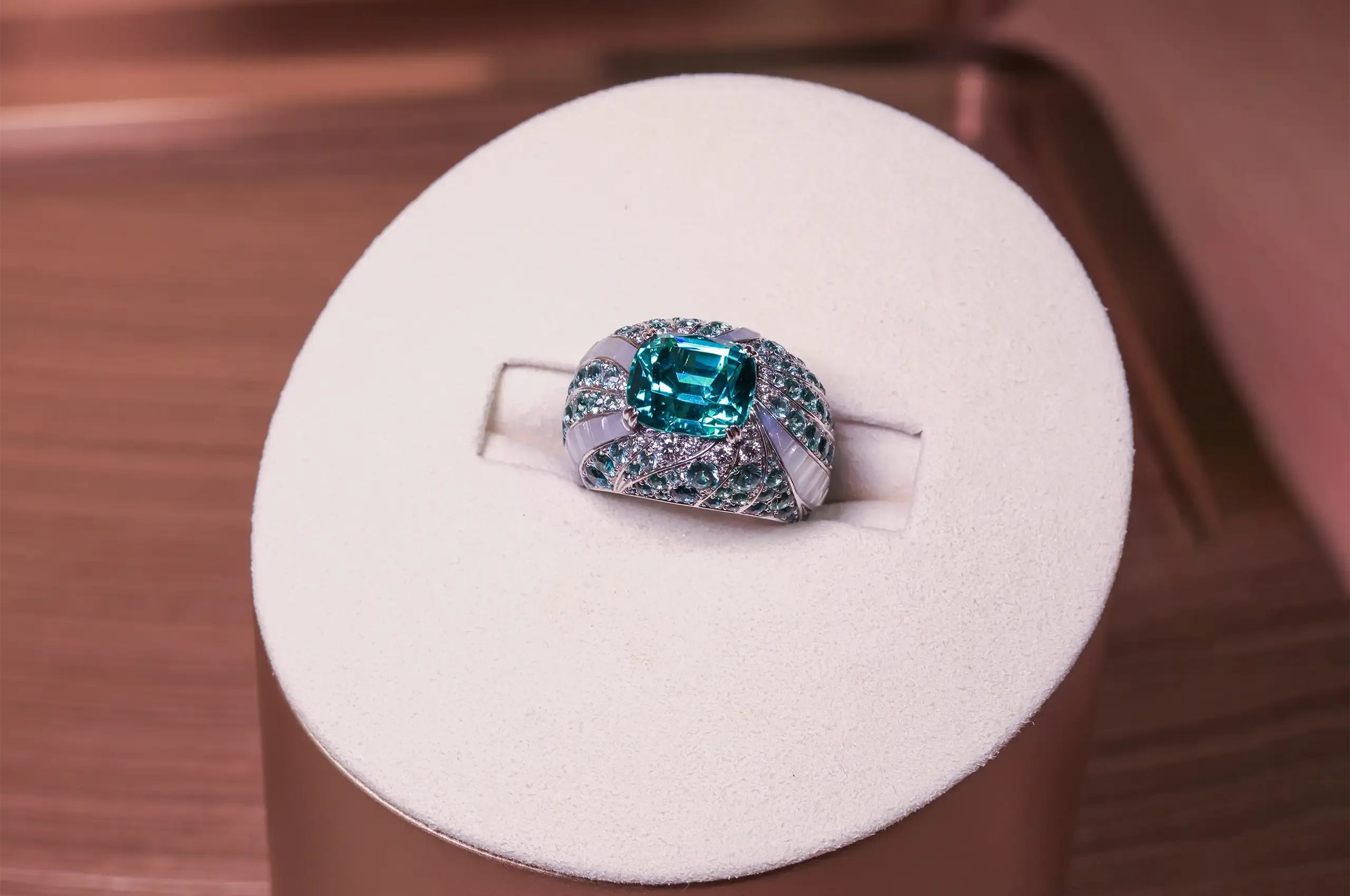 The centre stone of Maison FRED's Crystalline Joy ring is a blue-green tourmaline of 5.63 carats