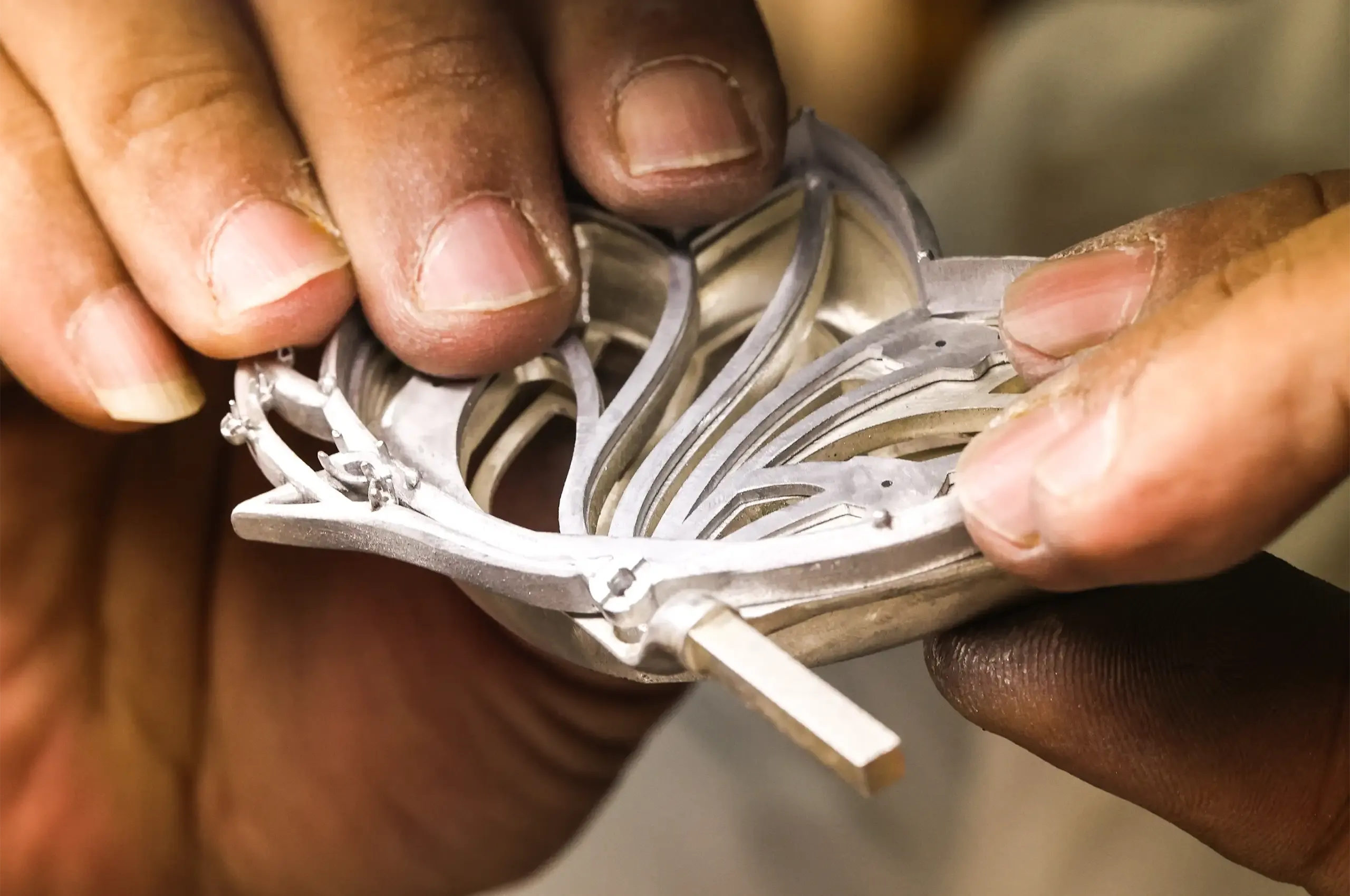 Assembling the components of a piece of fine jewellery
