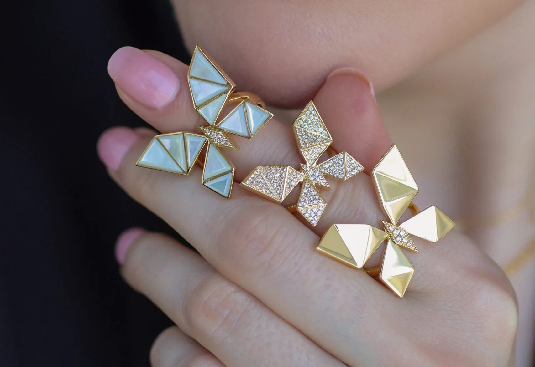 <p>NTERDI Vol O Vent rings in 18k yellow gold, diamonds and mother-of-pearl</p>
