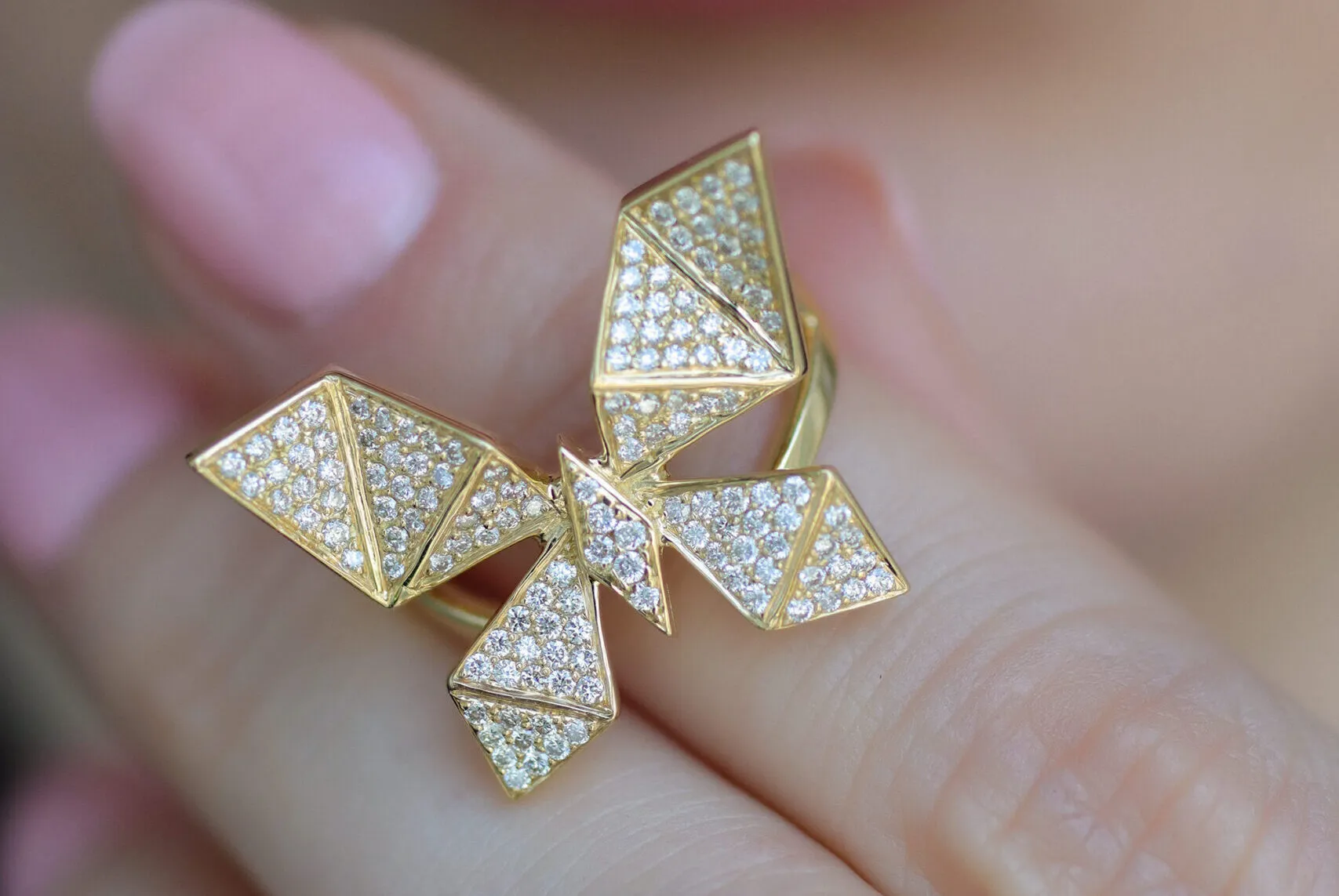 <p>NTERDI Vol O Vent ring in 18k yellow gold and diamonds</p>
