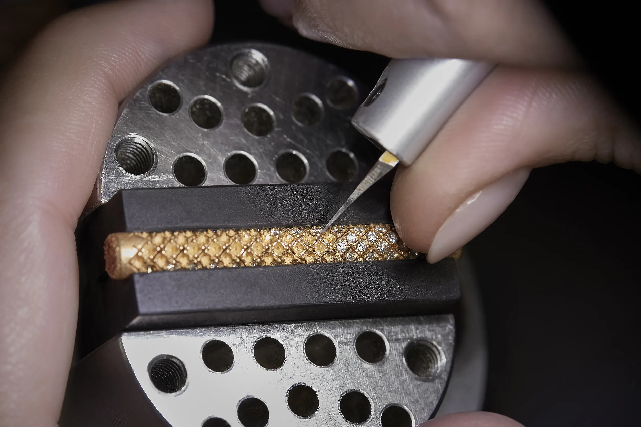 <p>Hand-setting round brilliant-cut diamonds into the Nouvel Héritage Latch XL High Jewellery necklace, crafted in 18k yellow gold </p>