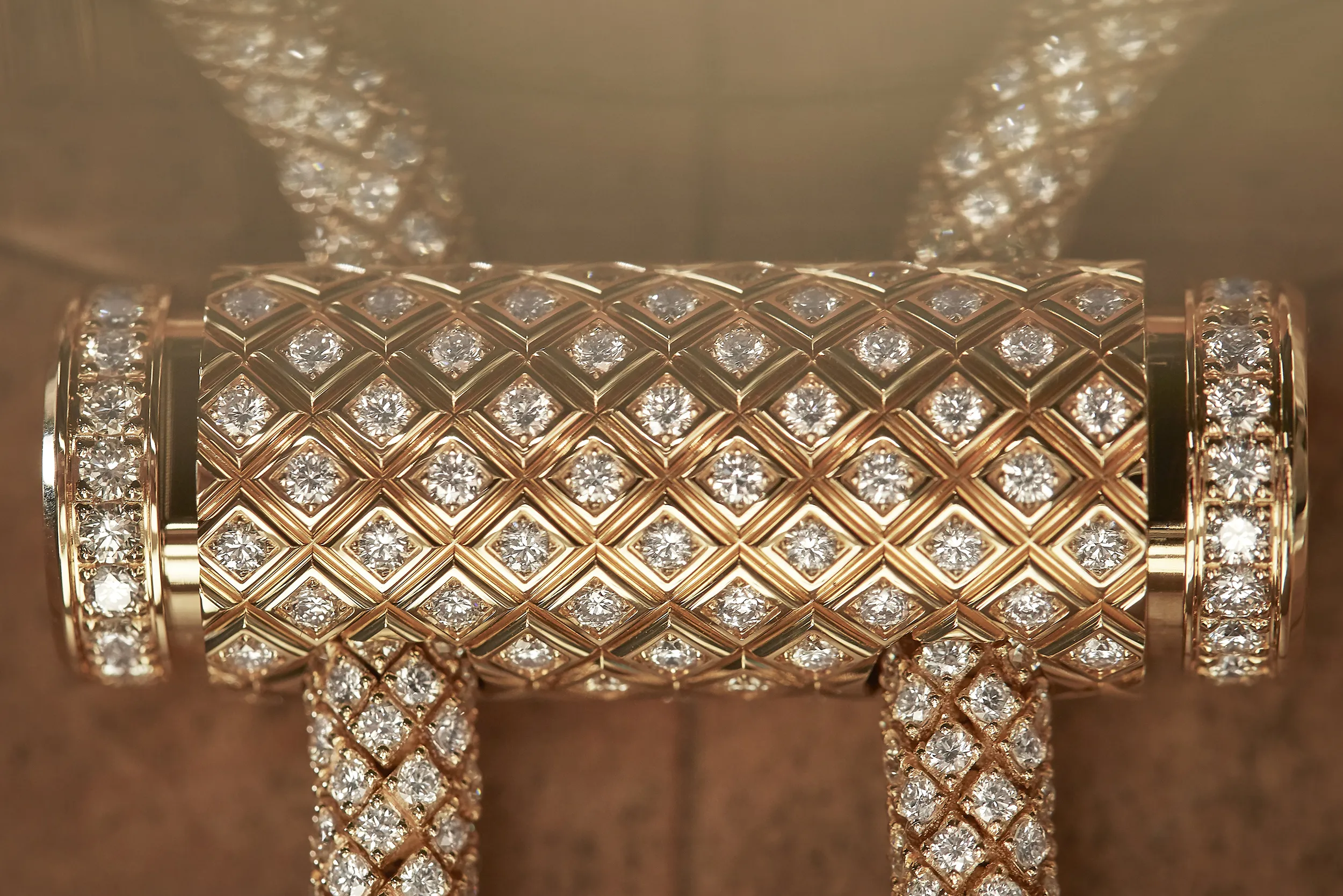<p>A closer look at the working mechanism in the Nouvel Héritage Latch XL High Jewellery necklace, drawing inspiration from streetwear, crafted in 3D printed 18k yellow gold and more than 2,752 diamonds weighing 29.43 carats</p>