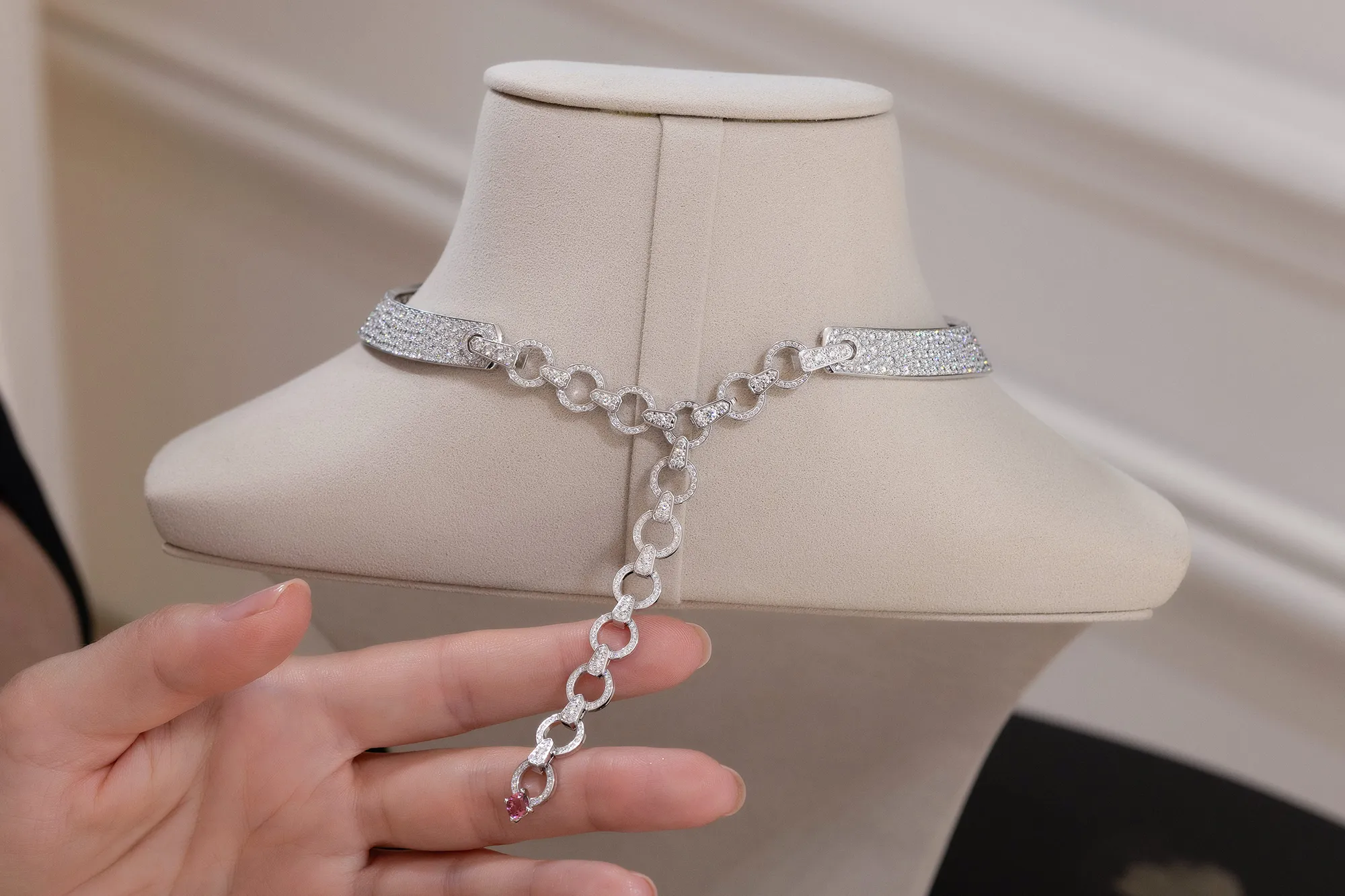 <p>Chain details on the reverse of the Nouvel Héritage Mood High Jewellery necklace with cushion-cut pink tourmalines and diamonds in 18k white gold </p>