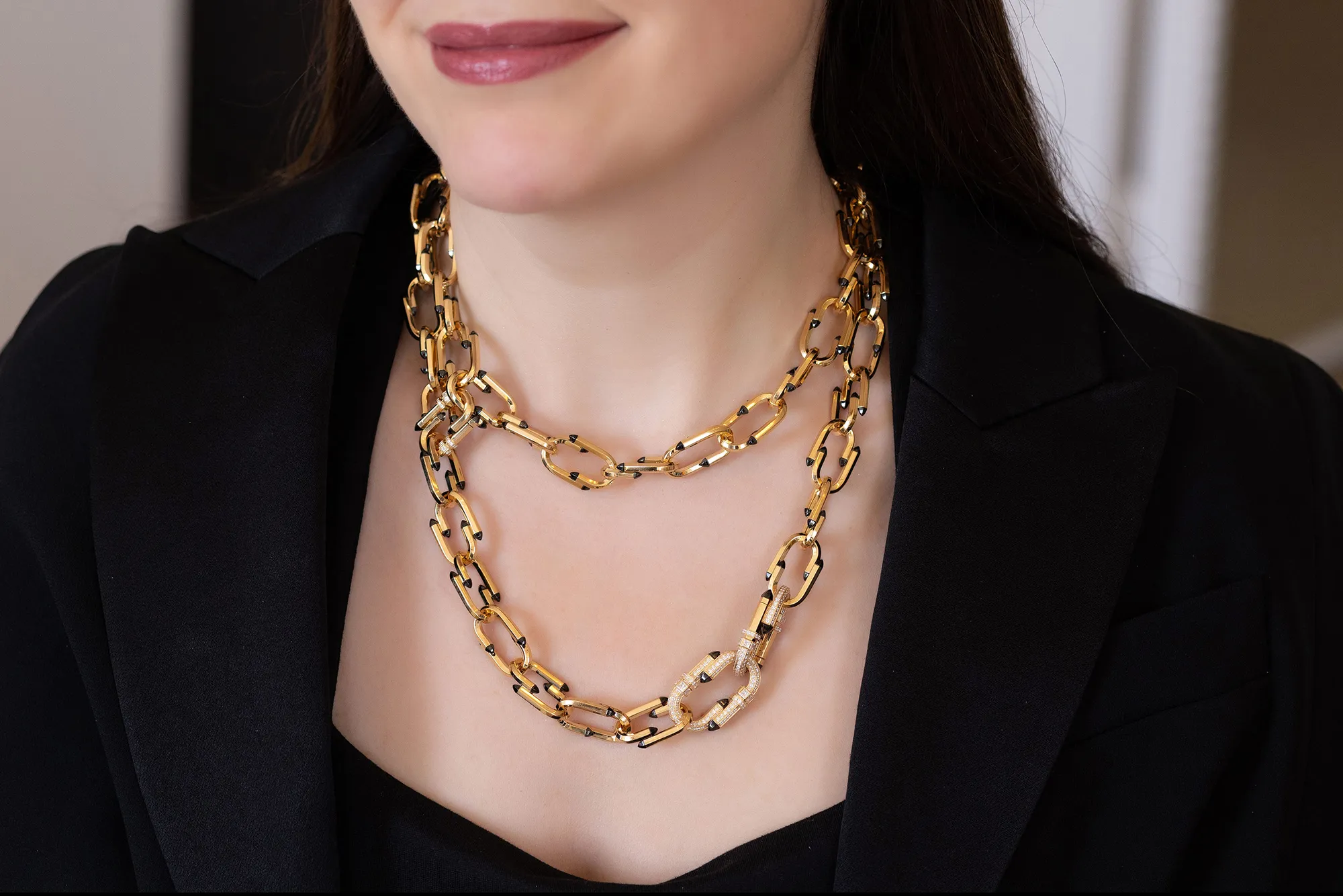 <p>A closer look at the curb chain-inspired Nouvel Héritage Try Me High Jewellery necklace, crafted with diamonds and black ceramic in 18k yellow gold </p>