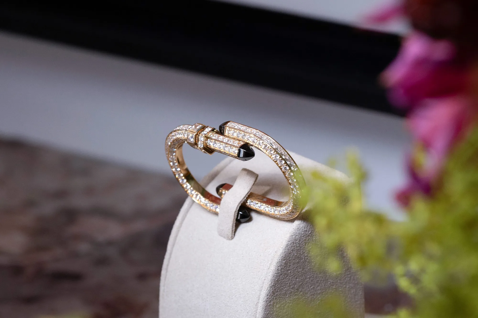 <p>Nouvel Héritage Try Me High Jewellery double finger ring with U-shaped links of 18k yellow gold set with diamonds and decorated with black ceramic </p>