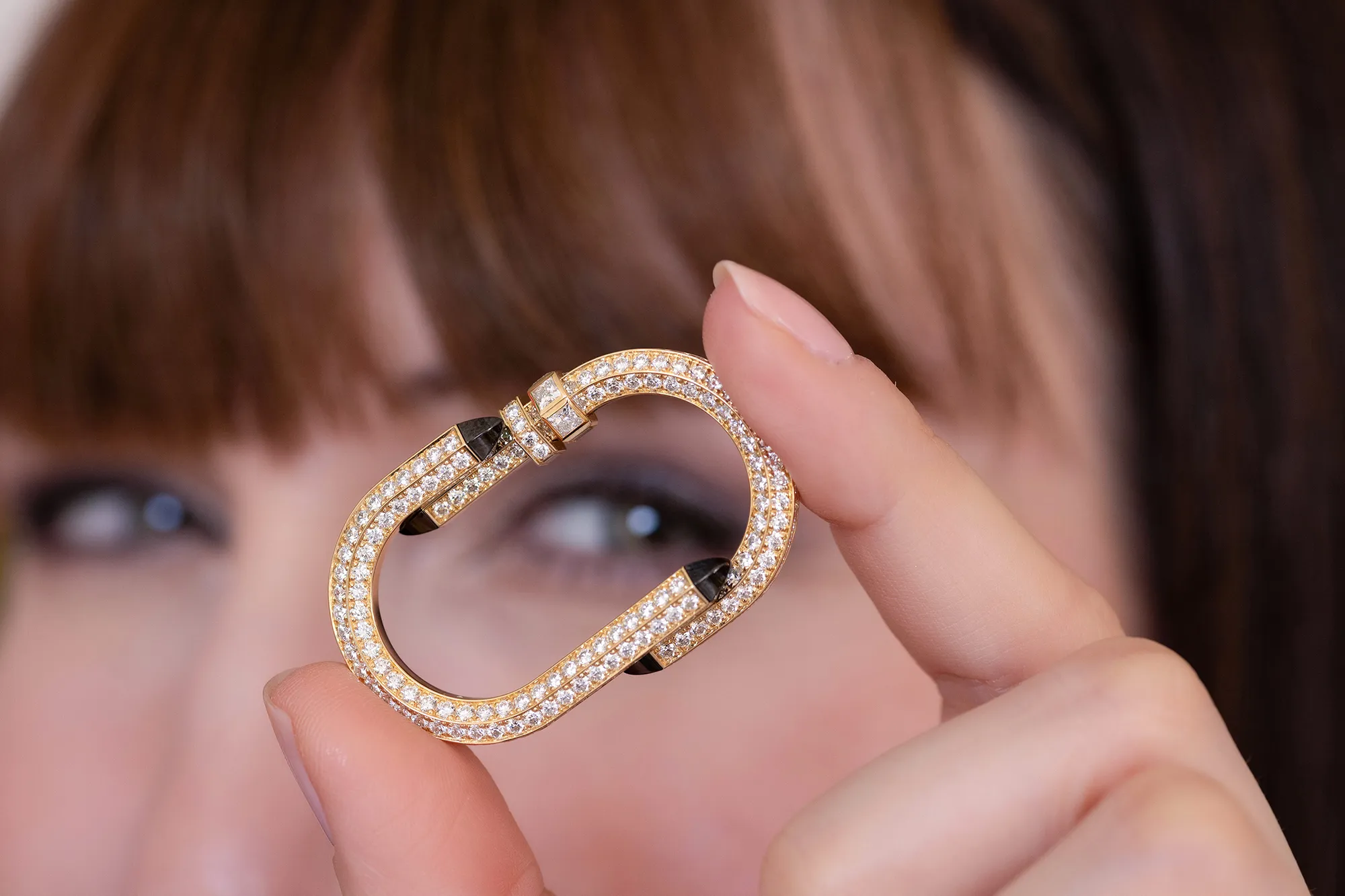 <p>Nouvel Héritage Try Me High Jewellery double finger ring with diamonds and black ceramic accents in 18k yellow gold </p>