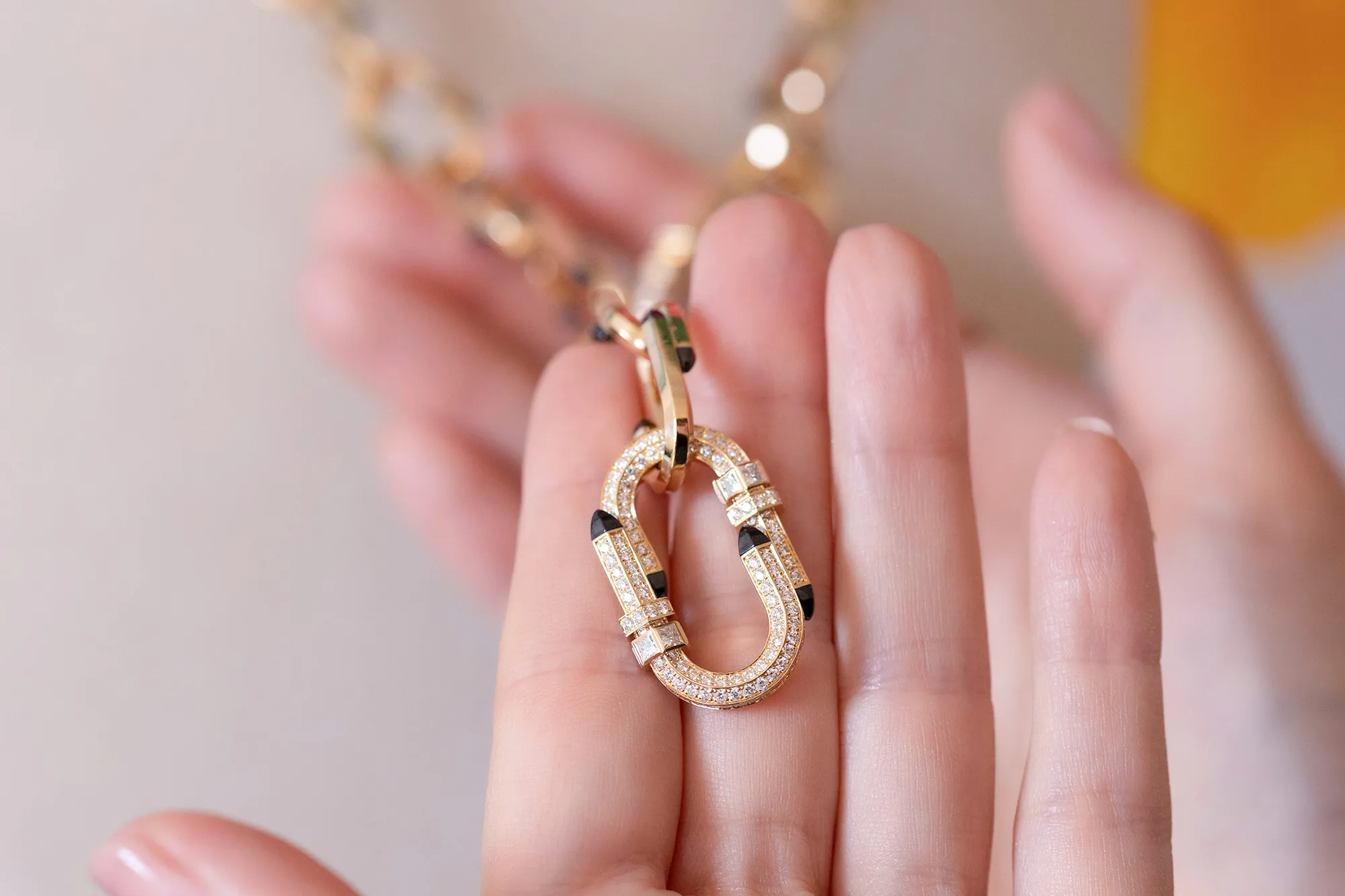 <p>A closer look at the U-shaped links in the Nouvel Héritage Try Me High Jewellery necklace, set with diamonds and decorated with black ceramic in 18k yellow gold </p>