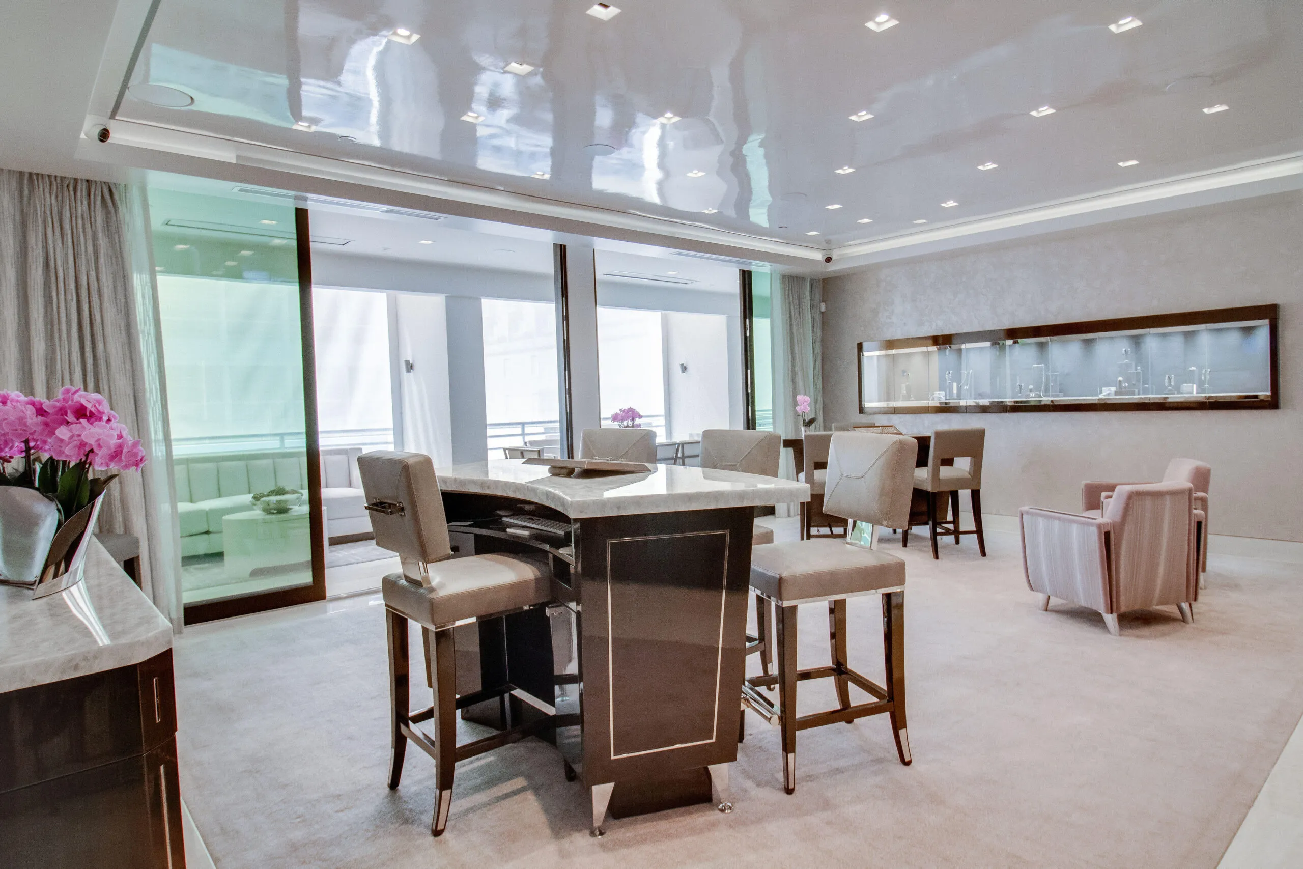 <p>The elegant interior of Martin Katz&#8217;s Beverly Hills Penthouse appointment space ©martinkatzjewels</p>
