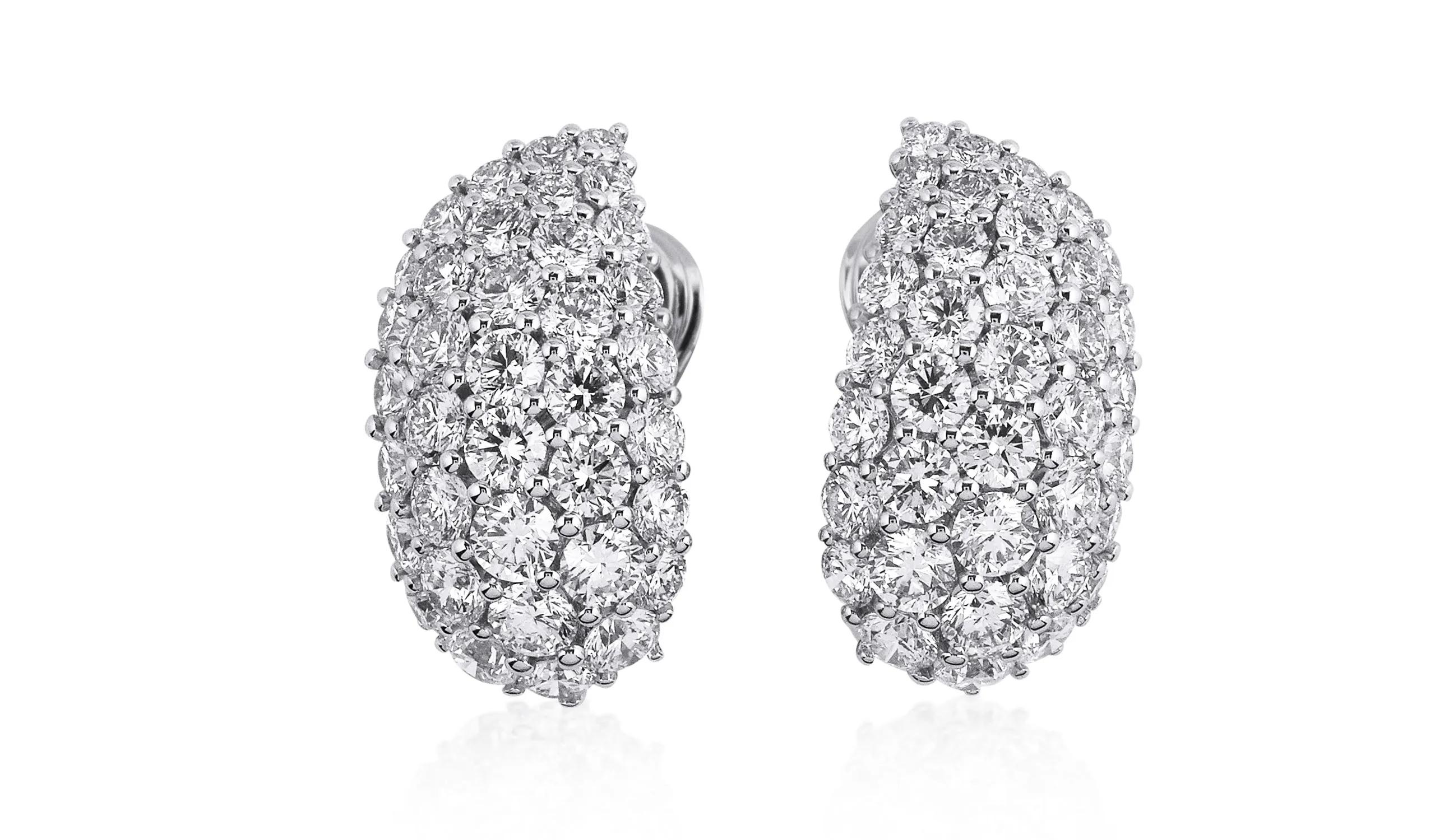 <p>Matching Bombé high jewellery earrings accompany the necklace</p>
