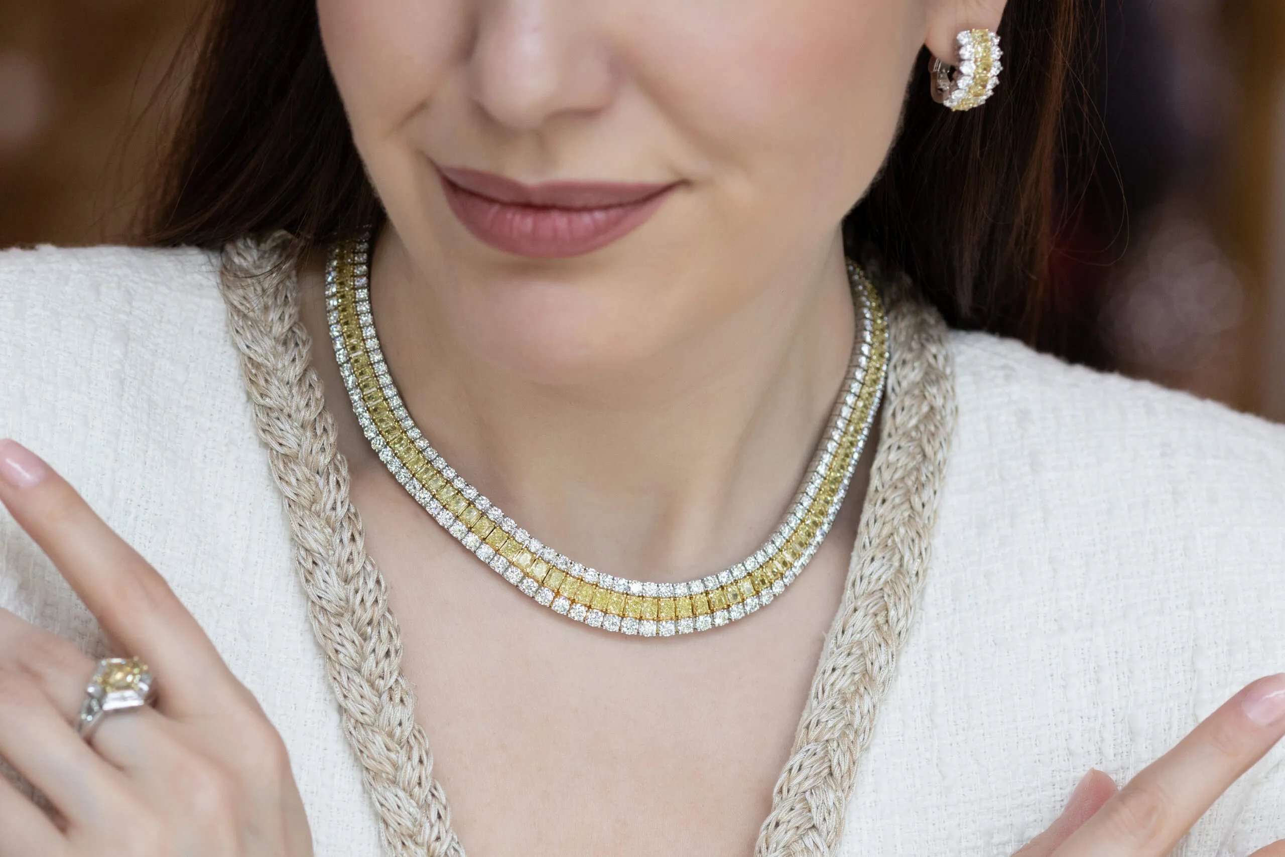 <p>The highly flexible construction allows the necklace to move continuously with the body and catch the light more dynamically</p>
