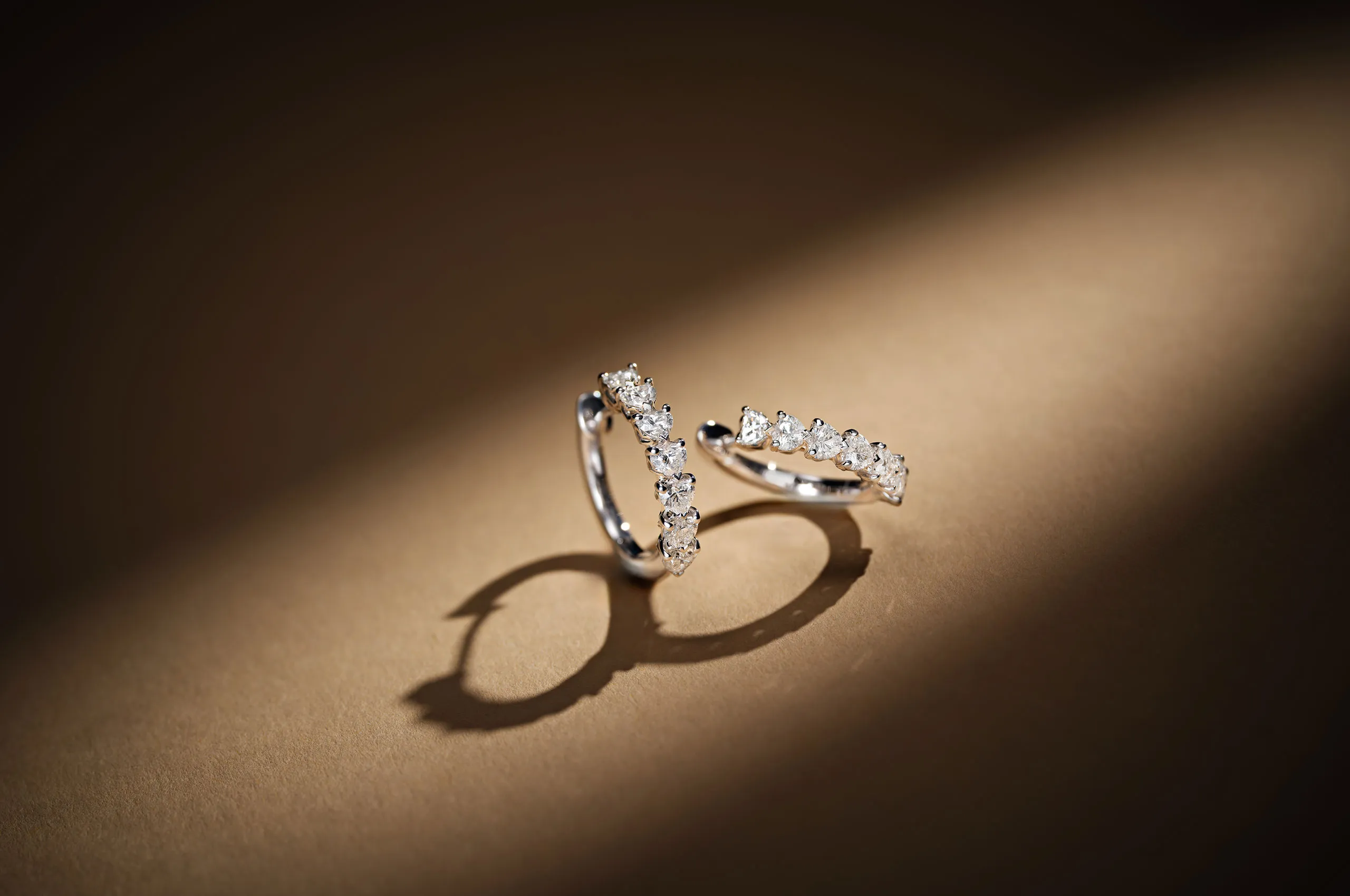 Recarlo Contrarié hoop earrings in 18k white gold with graduated heart-shaped diamonds