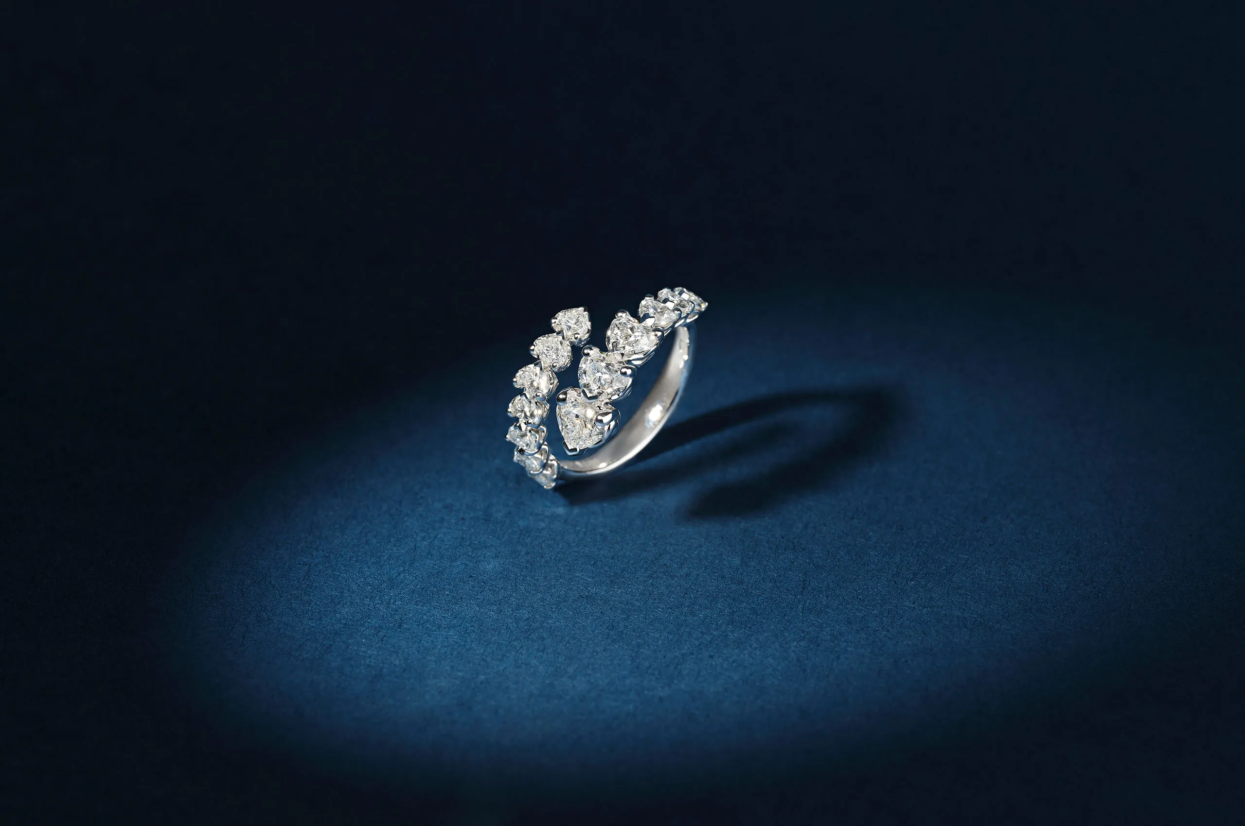 Recarlo Contrarié ring in 18k white gold with graduated heart-shaped diamonds