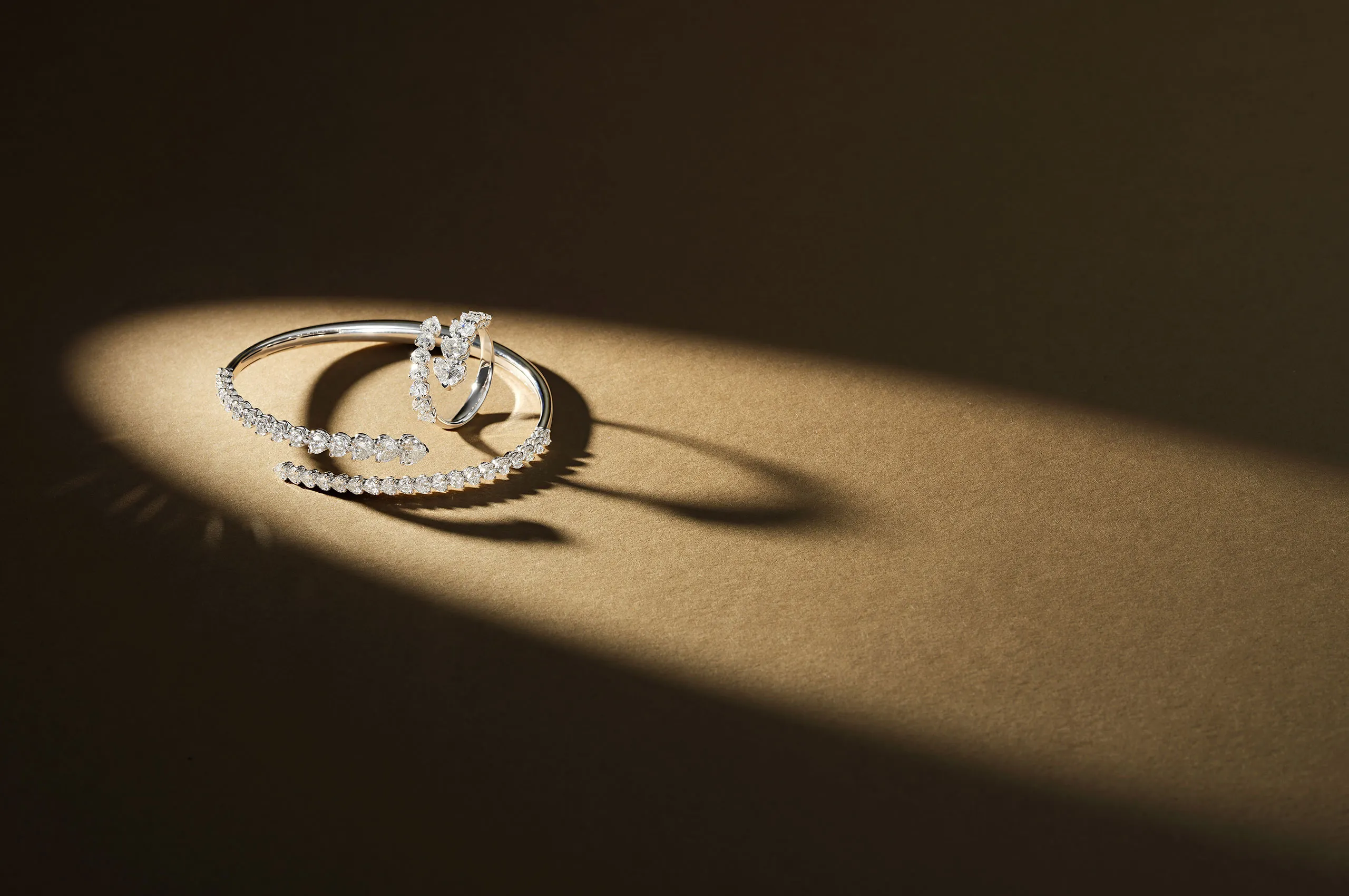 Recarlo Graduated Contrarié heart-shaped diamond bracelet and ring in 18k white gold