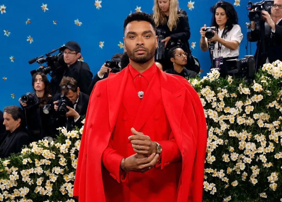 <p>Regé-Jean Page&#8217;s look was an ode to Marvin Gaye, accessorised with a Jean Schlumberger by Tiffany &#038; Co. Fleurage rubellite brooch and vintage TAG Heuer Carrera timepiece</p>
