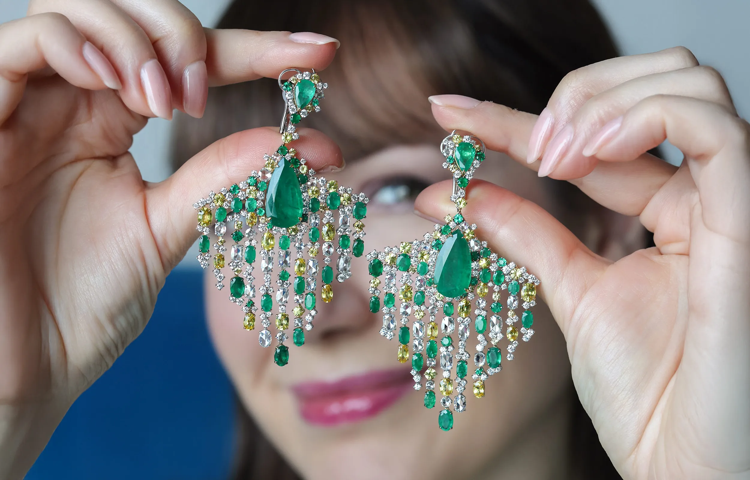 <p>The Emerald Cascade earrings by Renu Oberoi with pear-shaped emeralds and strands of diamonds, emeralds and yellow sapphires for a total weight of nearly 50 carats</p>
