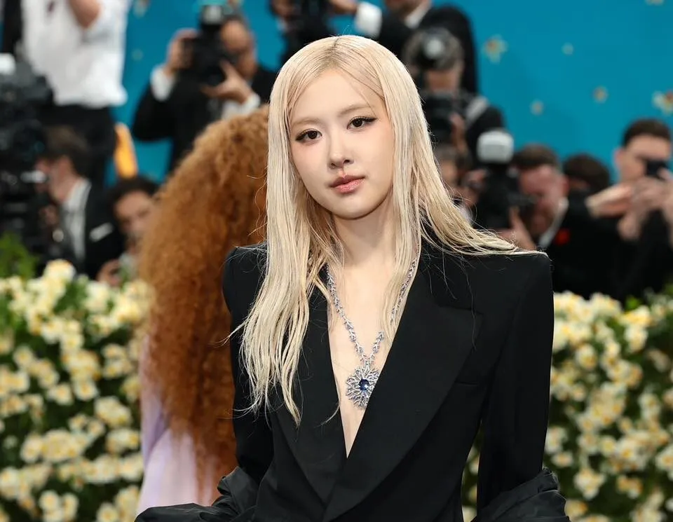 <p>The singer Rosé also wore a sapphire and diamond high jewellery necklace from Tiffany &#038; Co&#8217;s 2024 Blue Book Collection</p>
