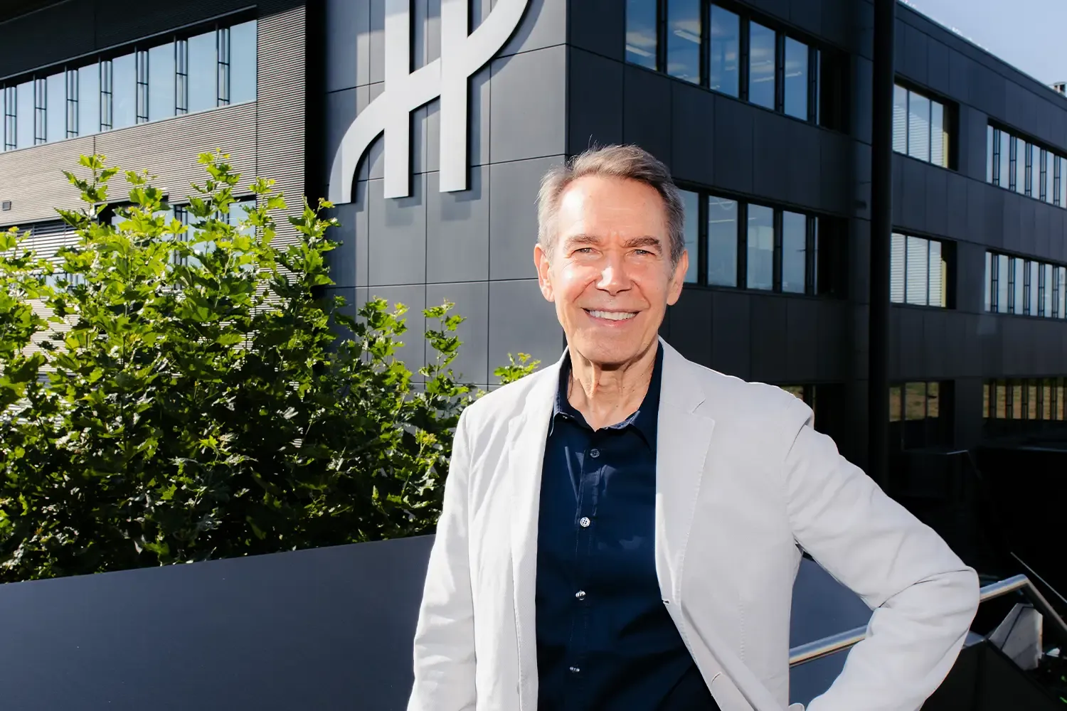 Known for transforming everyday forms into cultural icons, Koons brings the same obsession with scale, surface and execution to his partnership with Hublot.
