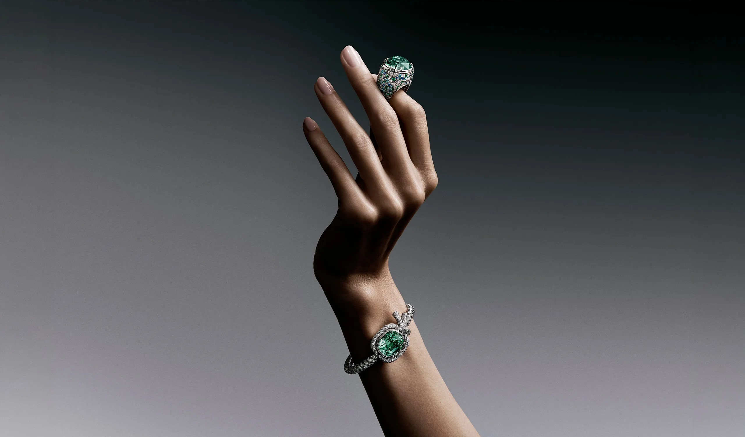 <p>Named after the brightest star in the night sky, the Sirius suite blends intense shades of blue and green gemstones</p>
