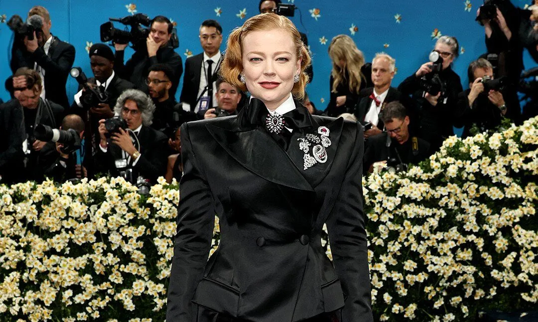 <p>Sarah Snook also piled brooches on her XL lapel from Rahaminov Diamonds and Saidian Vintage Jewels</p>
