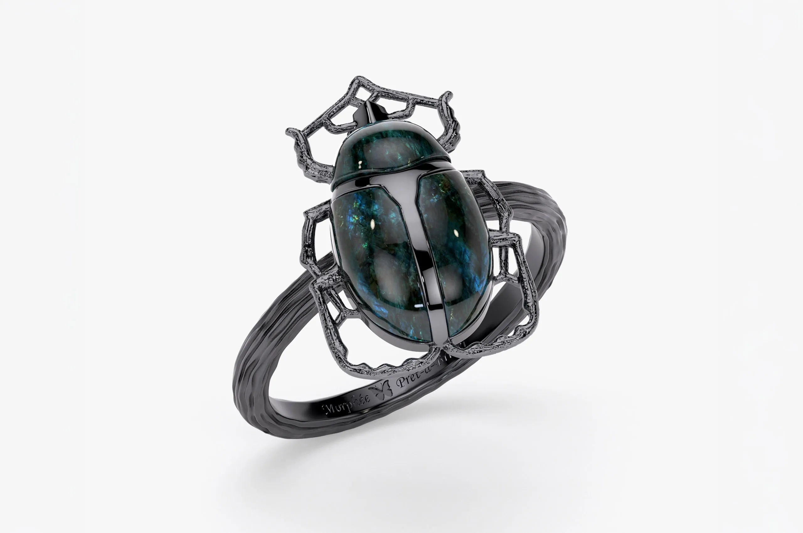 Prêt-à-Briller Large Scarab ring in 9k black gold set with a 1.50-carat labradorite cabochon
