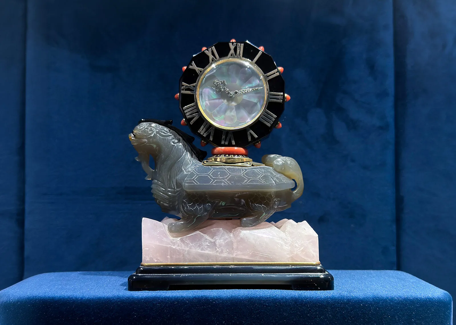 <p>An Art Deco clock</p>